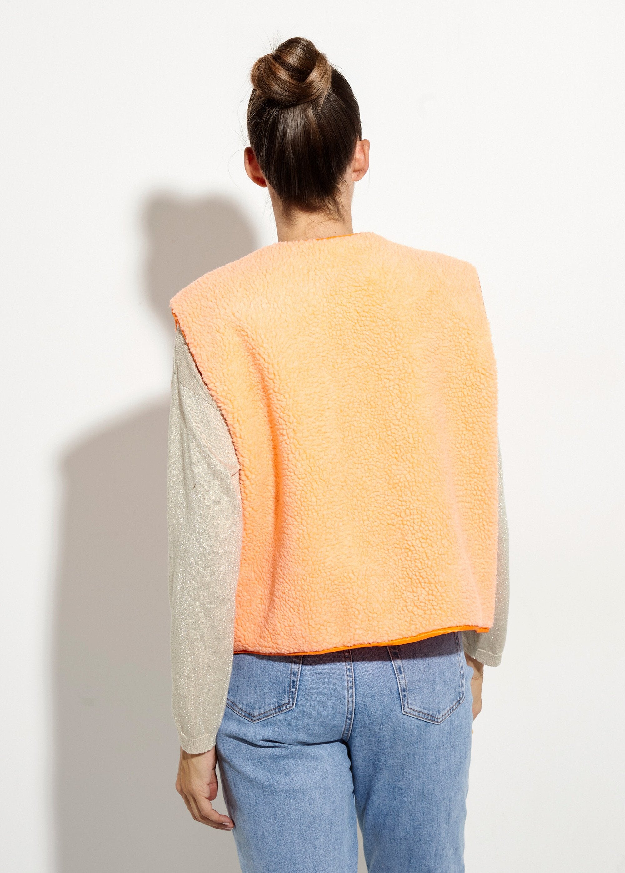 Mouwloos_vest_in_fluorescerend_imitatiebont_Orange_fluo_DO1_slim