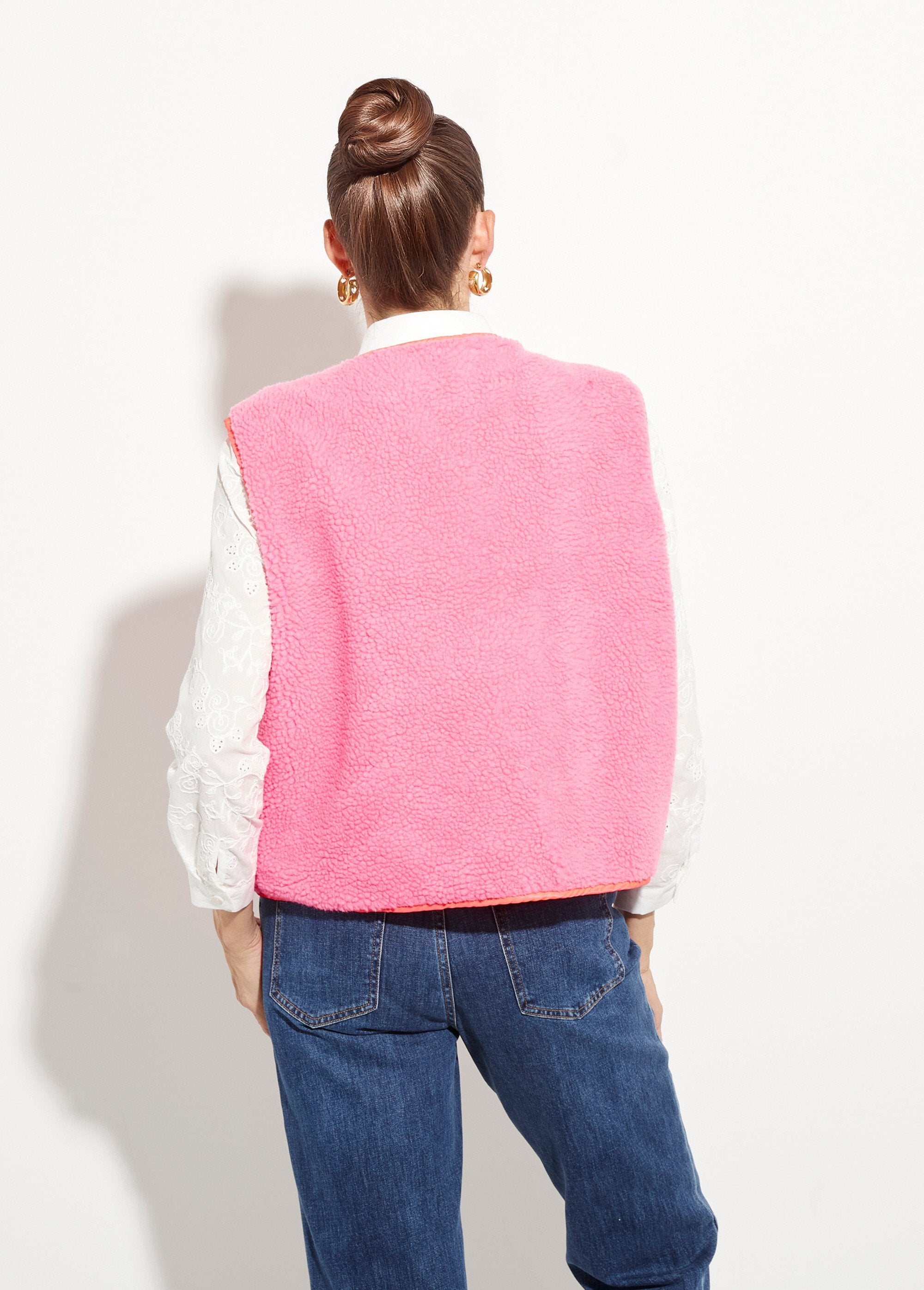 Mouwloos_vest_in_fluorescerend_imitatiebont_Rose_fluo_DO1_slim