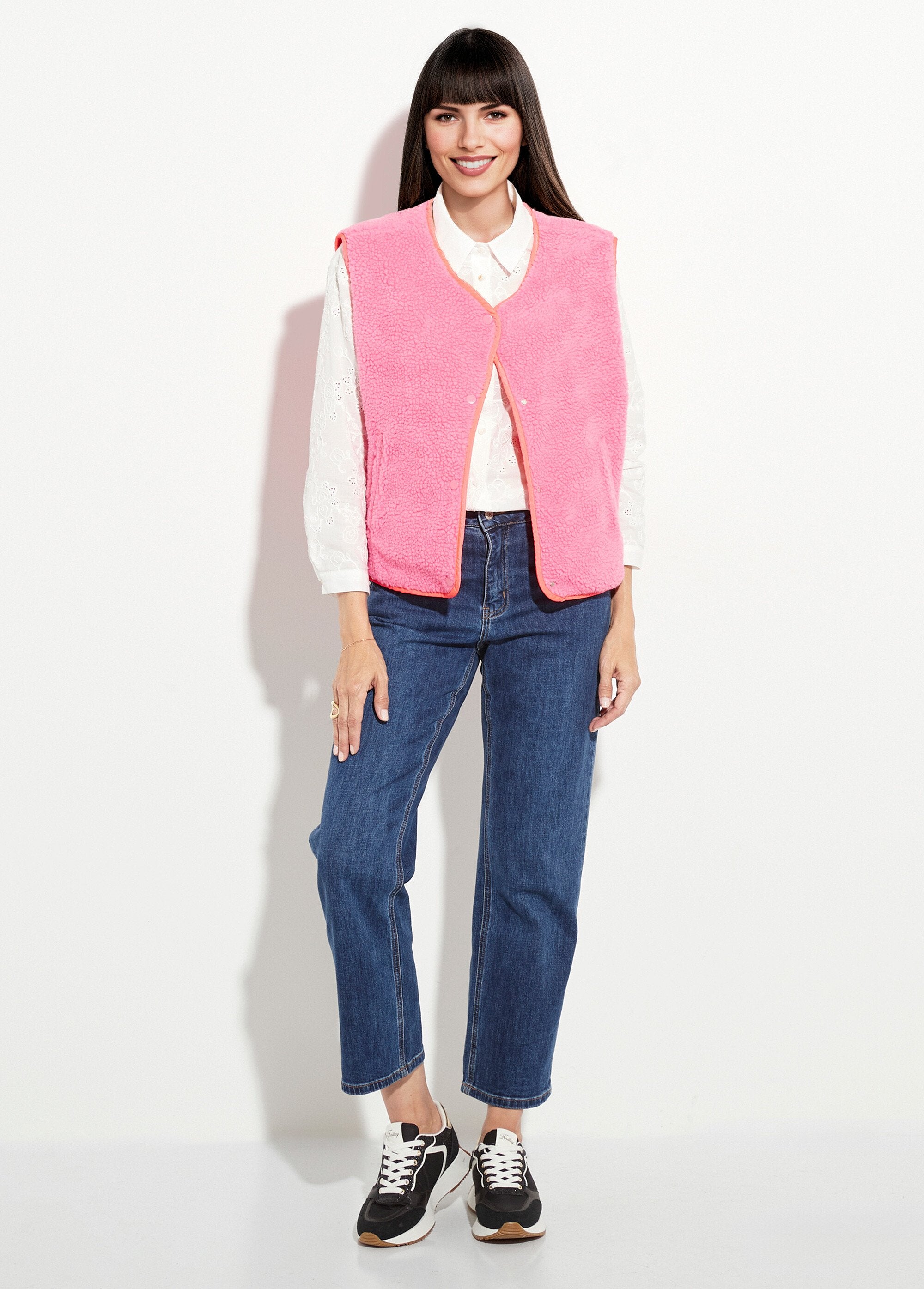 Mouwloos_vest_in_fluorescerend_imitatiebont_Rose_fluo_SF1_slim