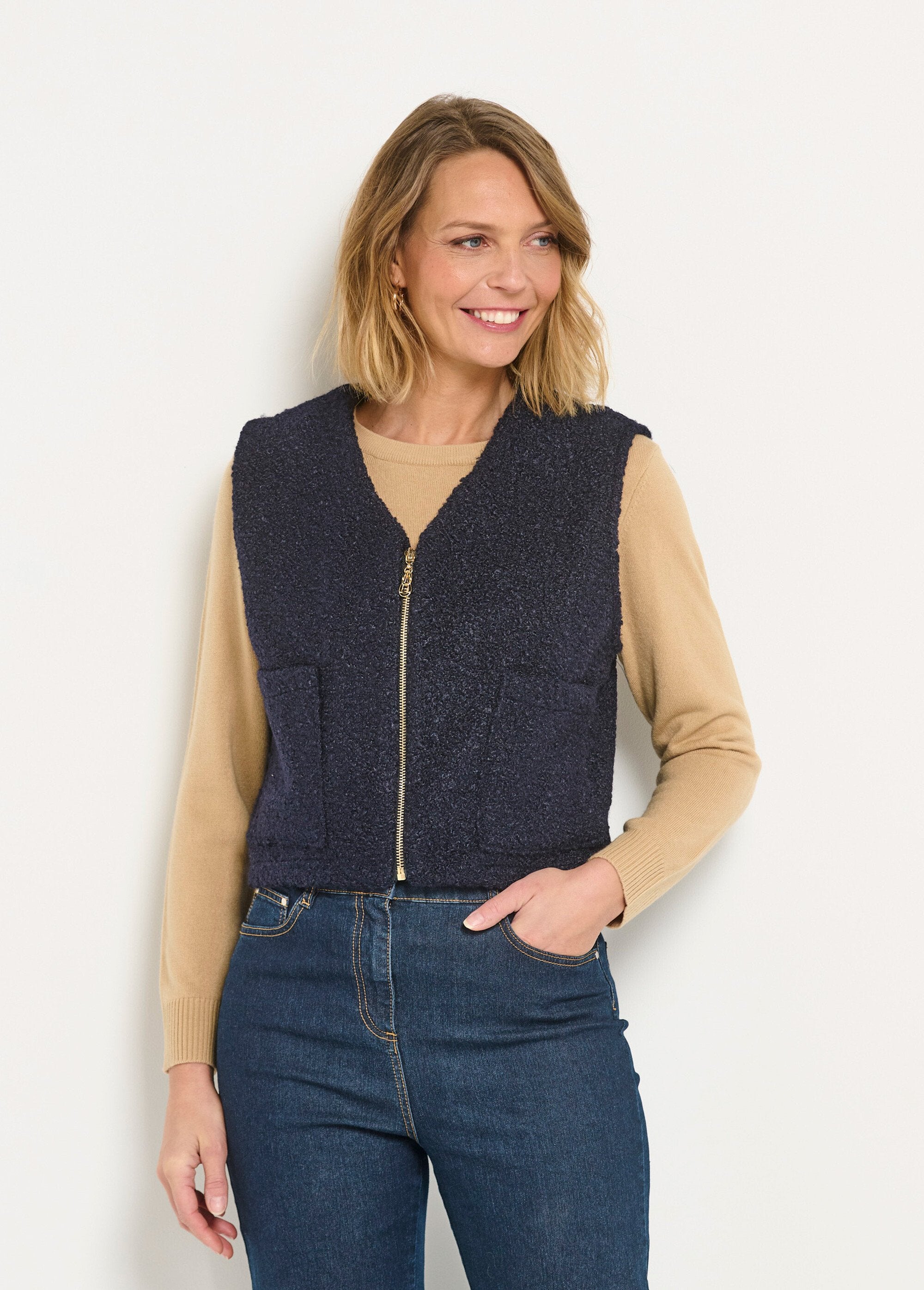 Mouwloos_vest_met_rits_en_wollen_touch_Marine_FA1_slim