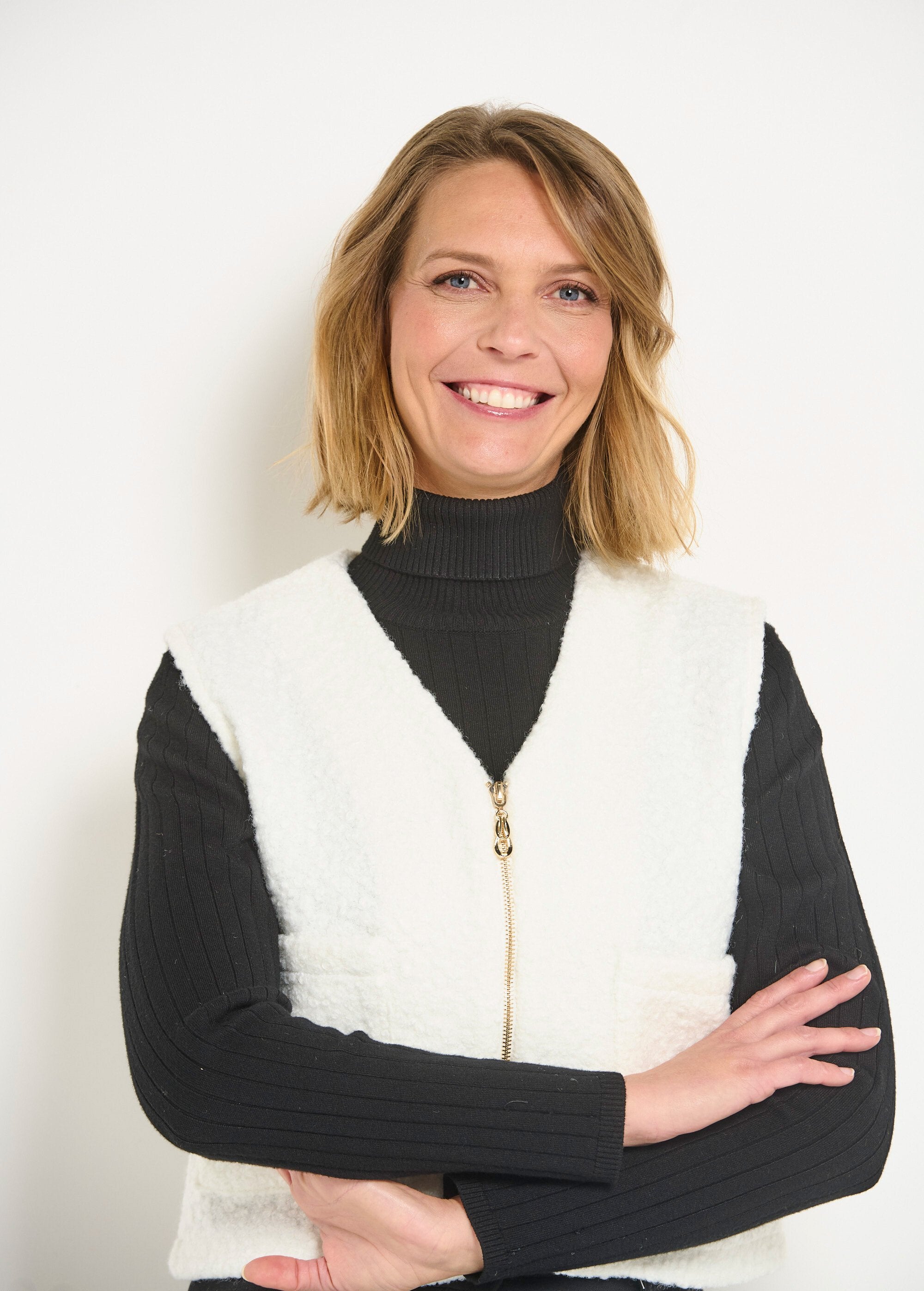 Mouwloos_vest_met_rits_en_wollen_touch_Ecru_DE1_slim