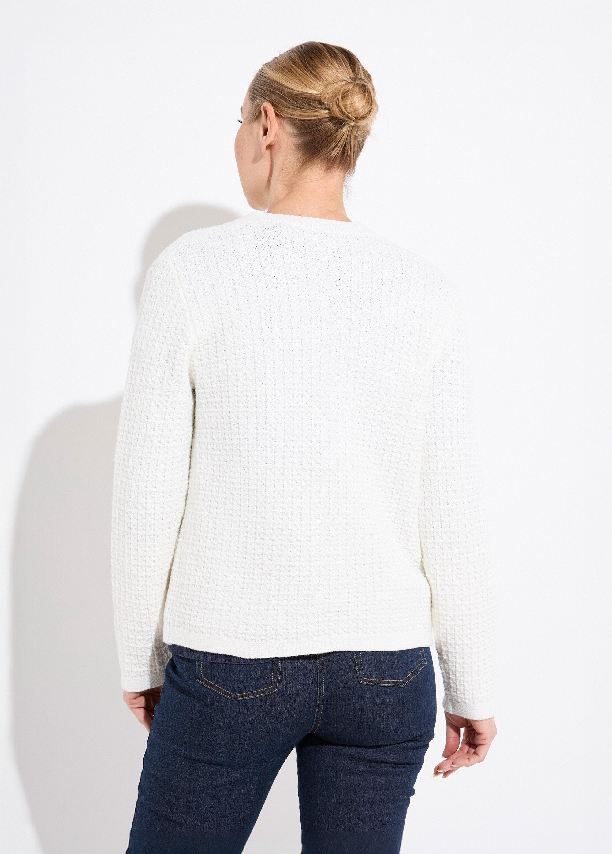 Gebreid_gilet_met_tweed-effect_en_korte_knopen_Ecru_DO1_slim