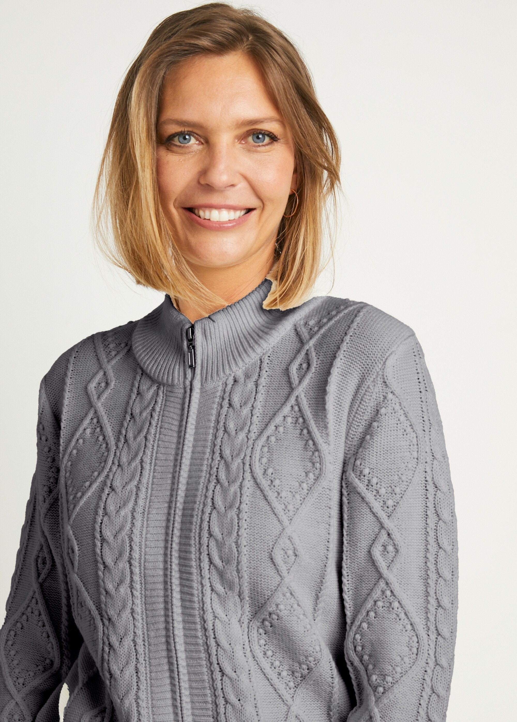 Warm_vest_met_rits_en_gekabelde_hoge_kraag_Grijs_DE1_slim