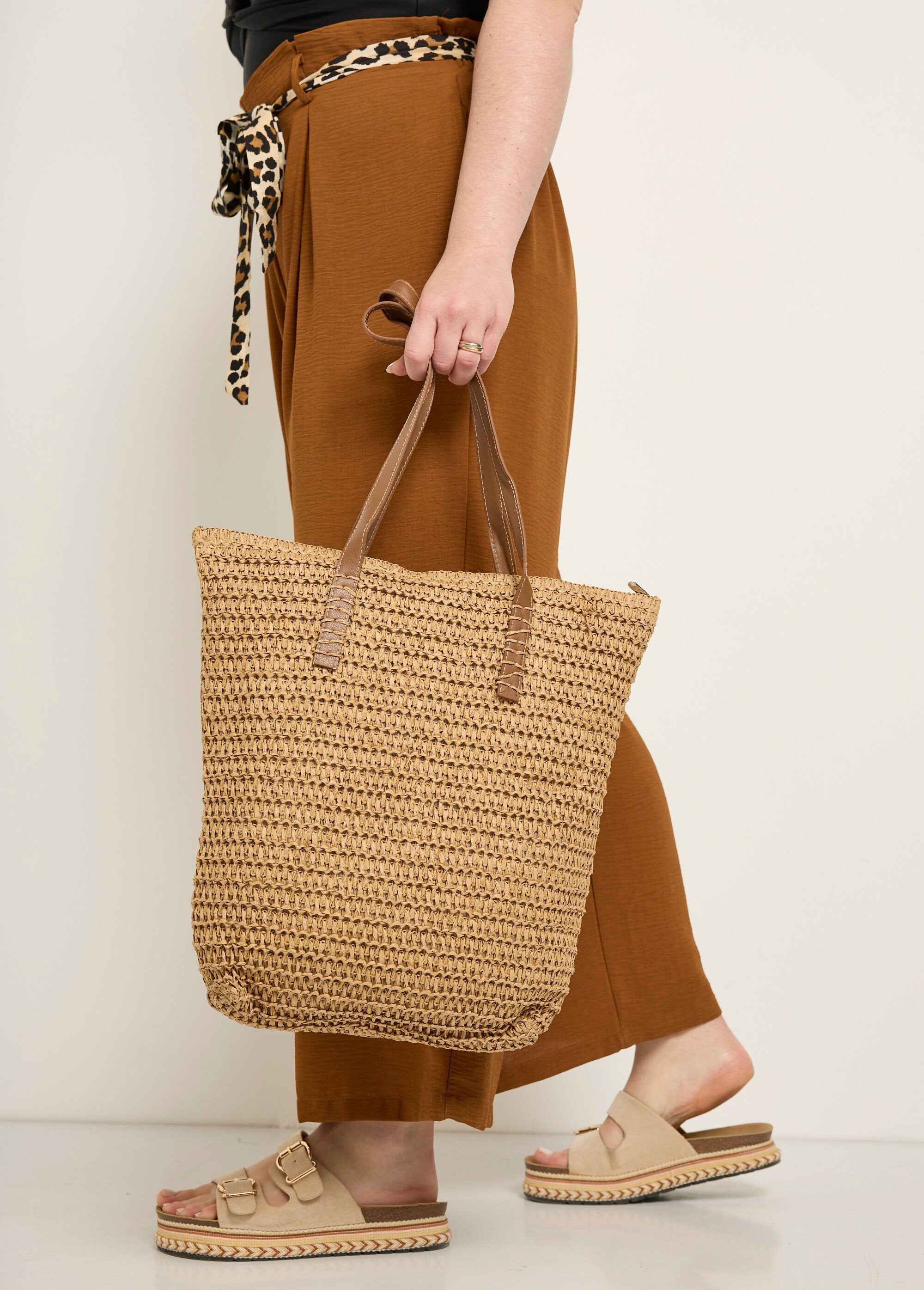Grote_strotas_met_imitatieleren_hengsels_Beige_FA1_slim