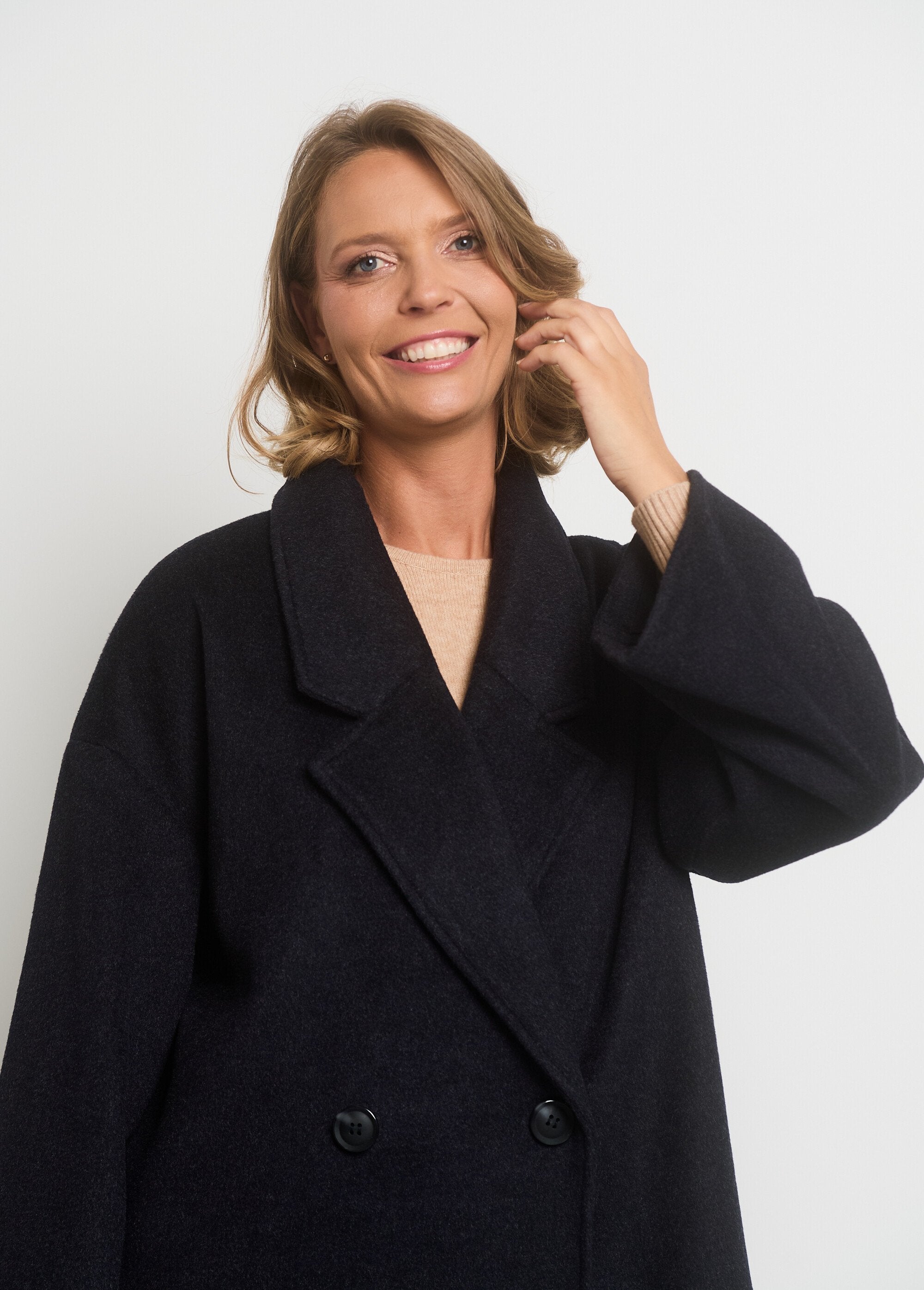 Warme_jas_met_uitlopende_mouwen_Charbon_DE2_slim