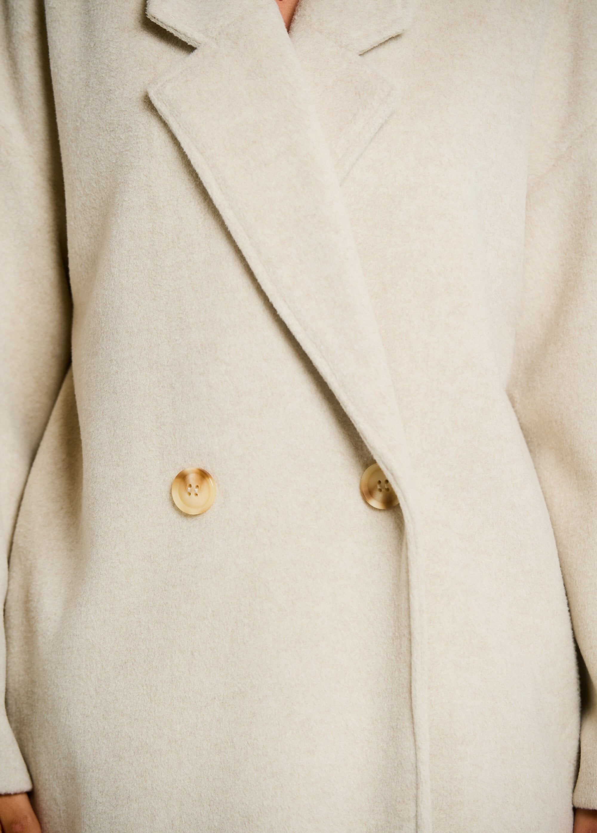 Warme_jas_met_uitlopende_mouwen_Naturel_DE2_slim