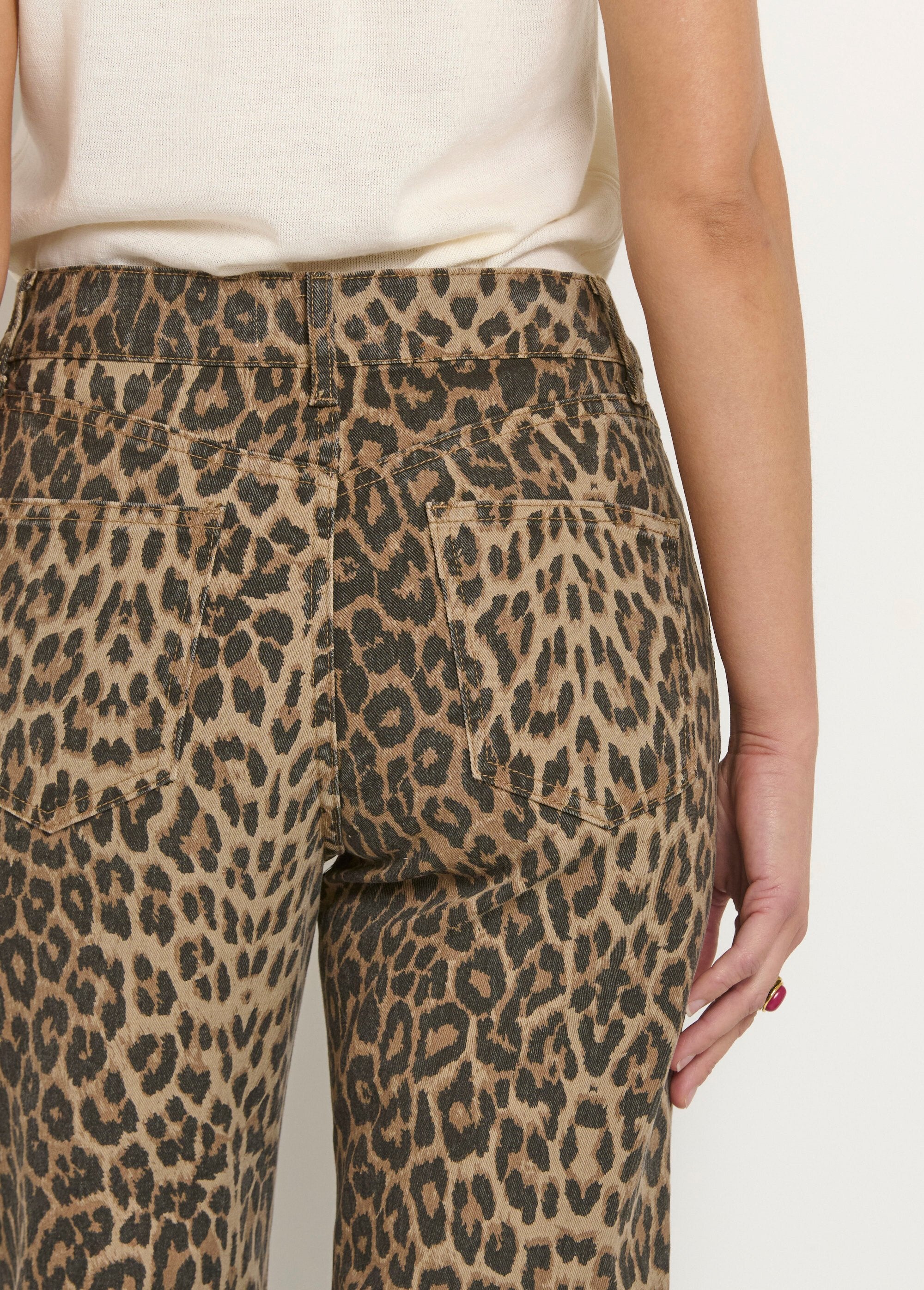 Rechte_jeans_met_luipaardprint_en_5_zakken_Leopard_DE2_slim