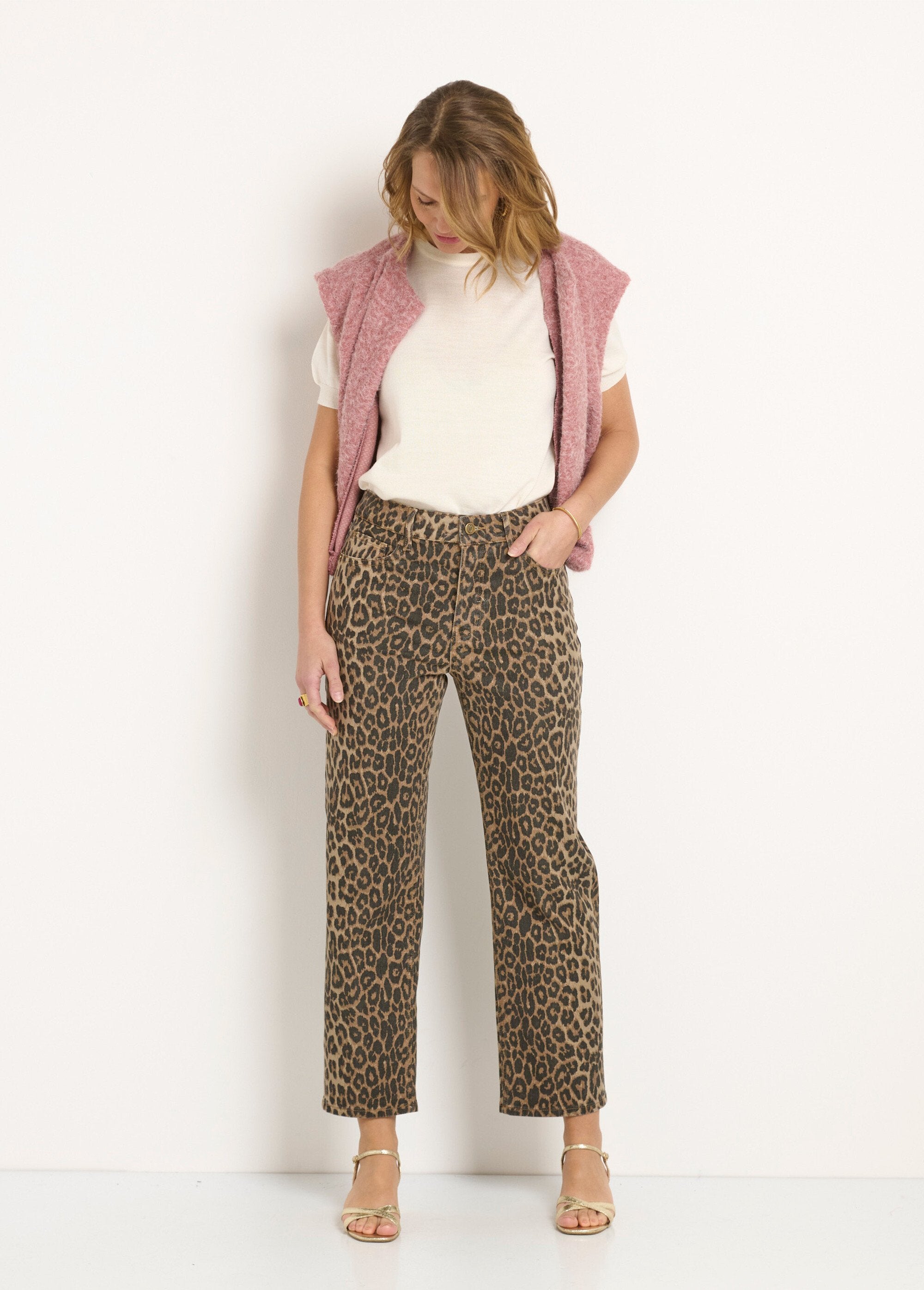 Rechte_jeans_met_luipaardprint_en_5_zakken_Leopard_SF1_slim