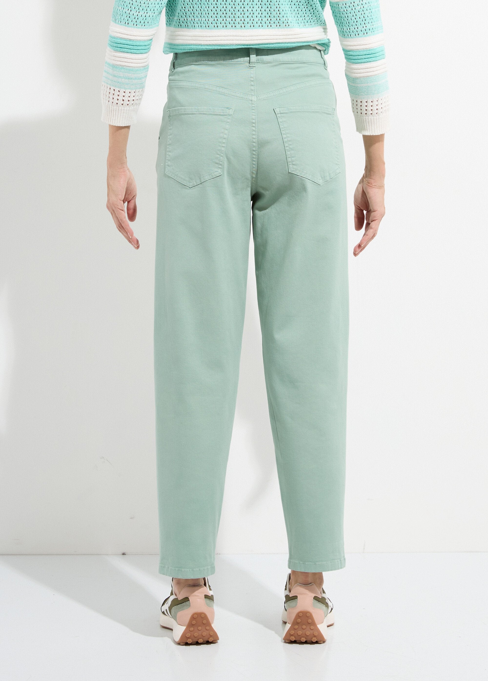 Gekleurde_carrot-cut_stretchjeans_met_hoge_taille_Vert_kaki_DO1_slim