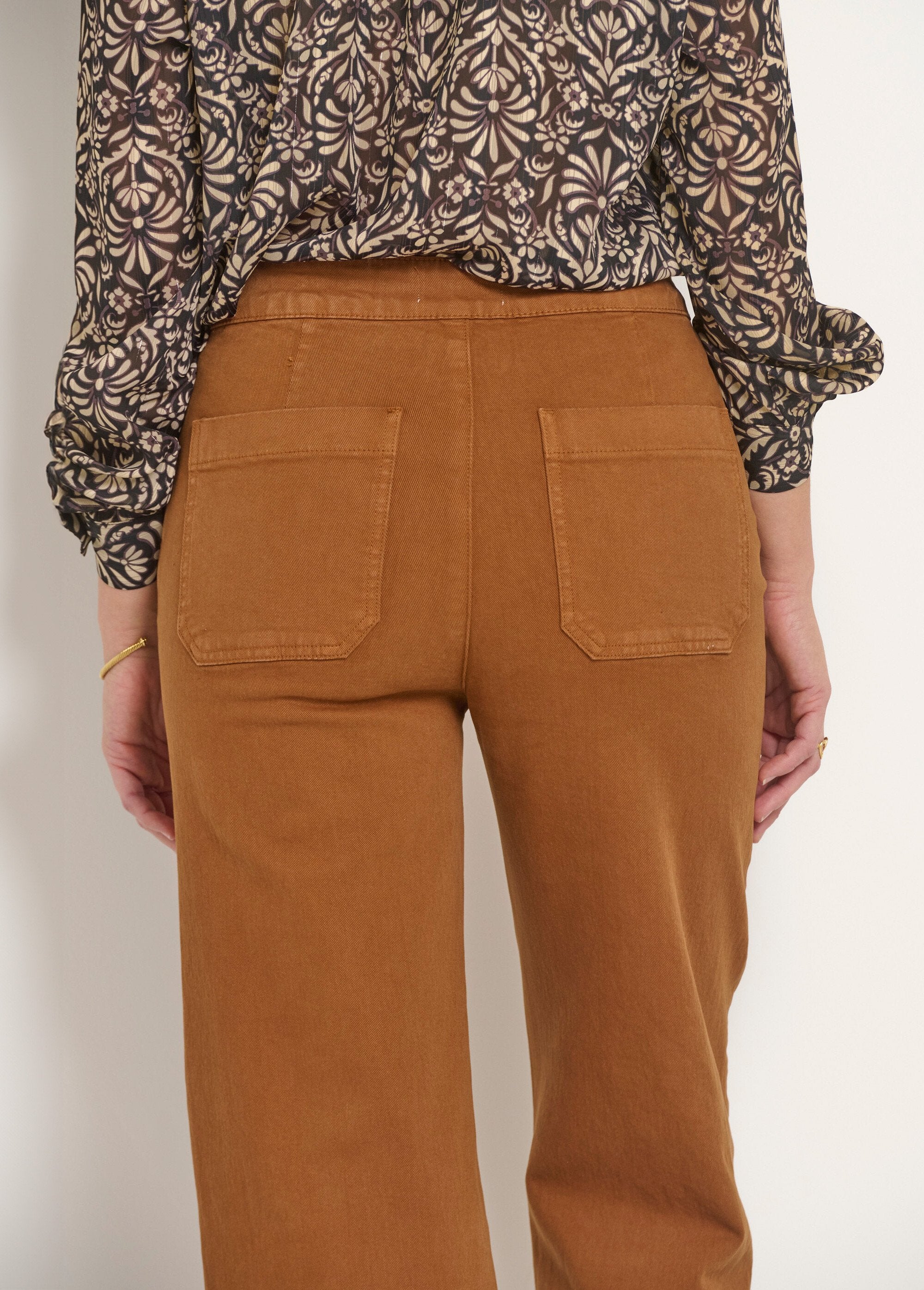 Stretch_flare_jeans_met_brugeffect_in_de_taille_Camel_DE2_slim
