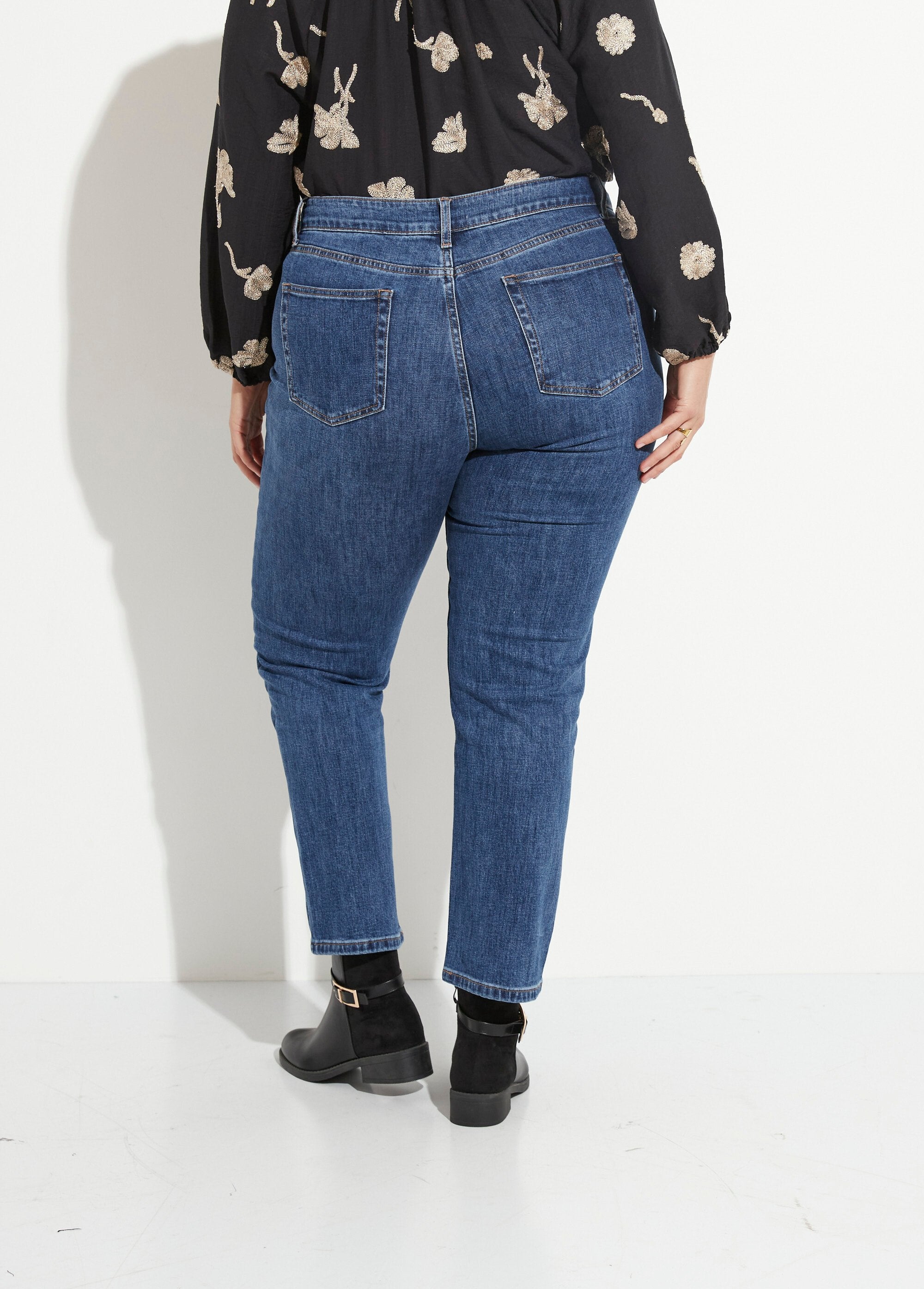 Denim_mom_jeans,_GROTE_MAAT_speciaal_Denim_moyen_DO1_curvy