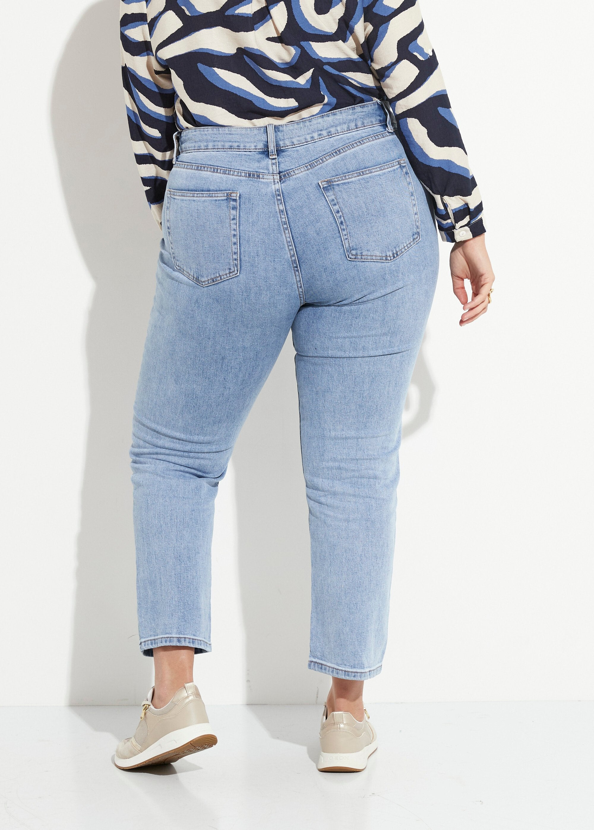 Denim_mom_jeans,_GROTE_MAAT_speciaal_Denim_clair_DE1_curvy
