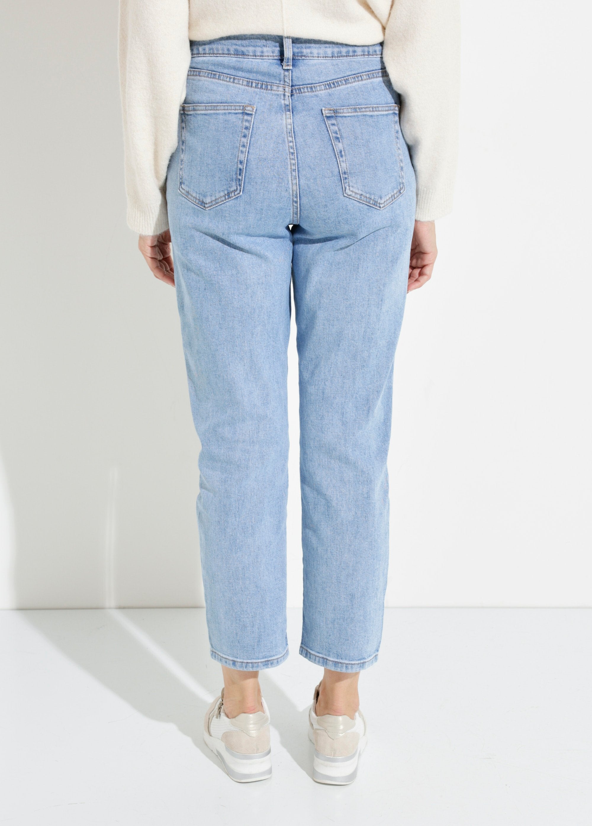 Denim_mom_jeans,_GROTE_MAAT_speciaal_Denim_clair_DO1_slim
