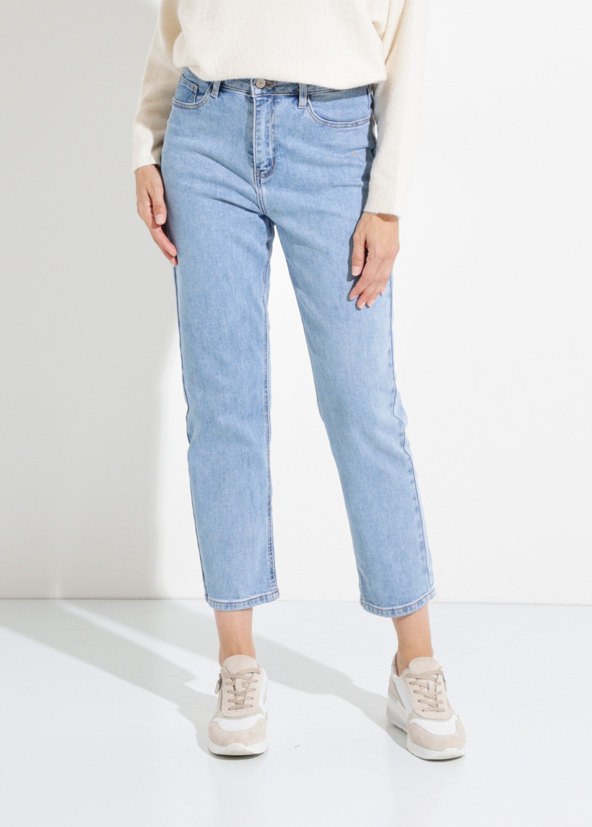 Denim_mom_jeans,_GROTE_MAAT_speciaal_Denim_clair_FA1_slim