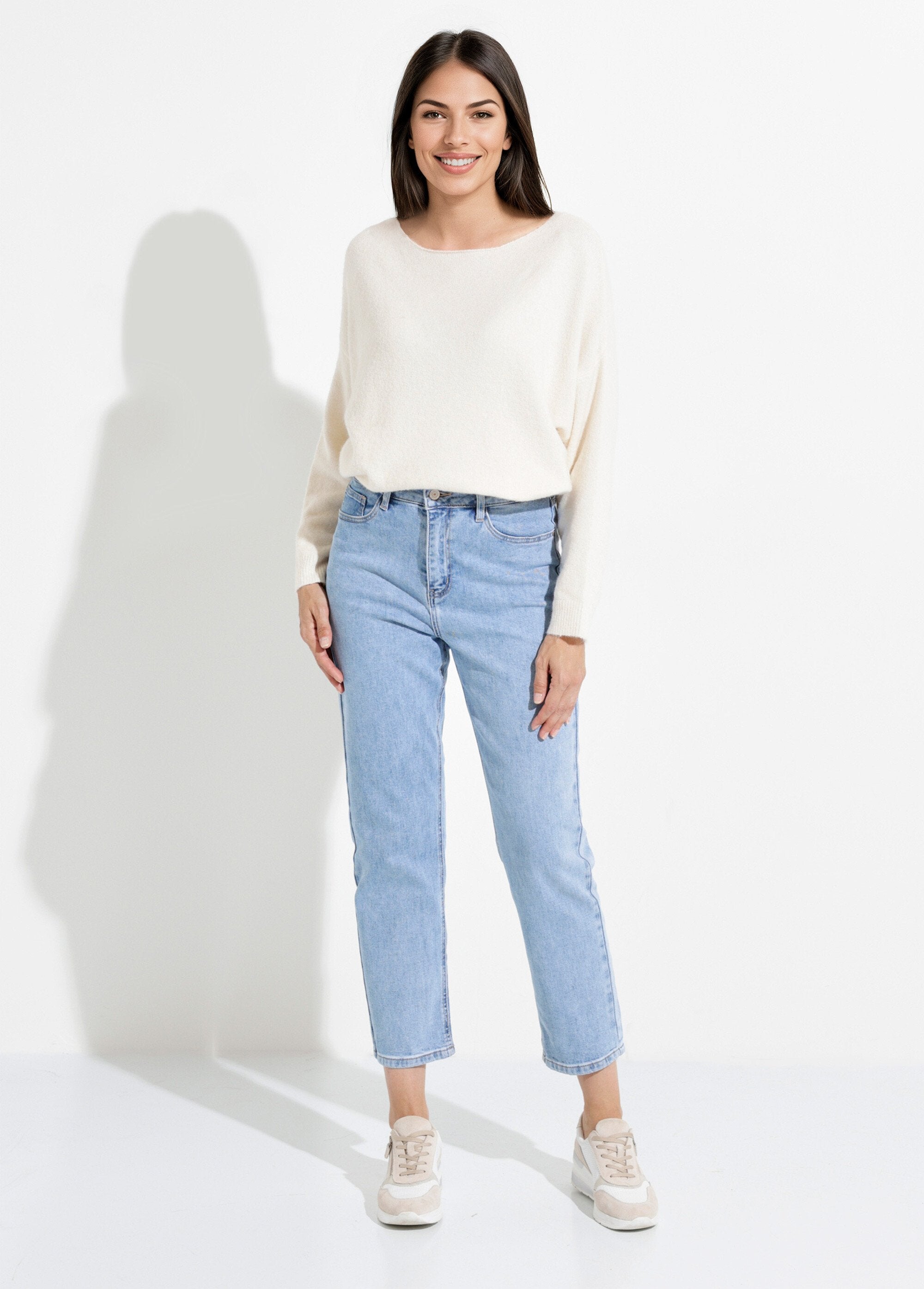 Denim_mom_jeans,_GROTE_MAAT_speciaal_Denim_clair_SF1_slim