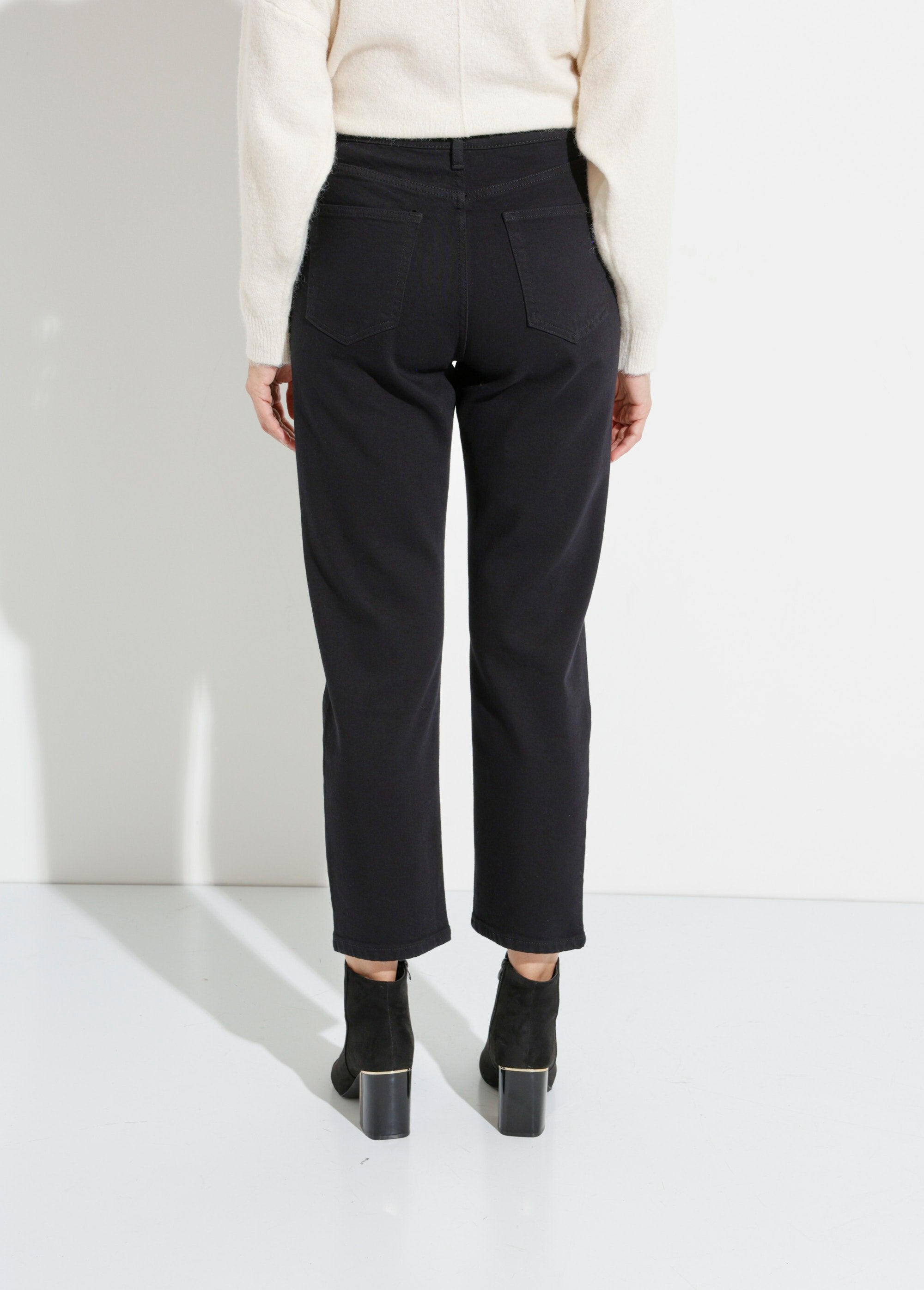 Denim_mom_jeans,_GROTE_MAAT_speciaal_Noir_DO1_slim