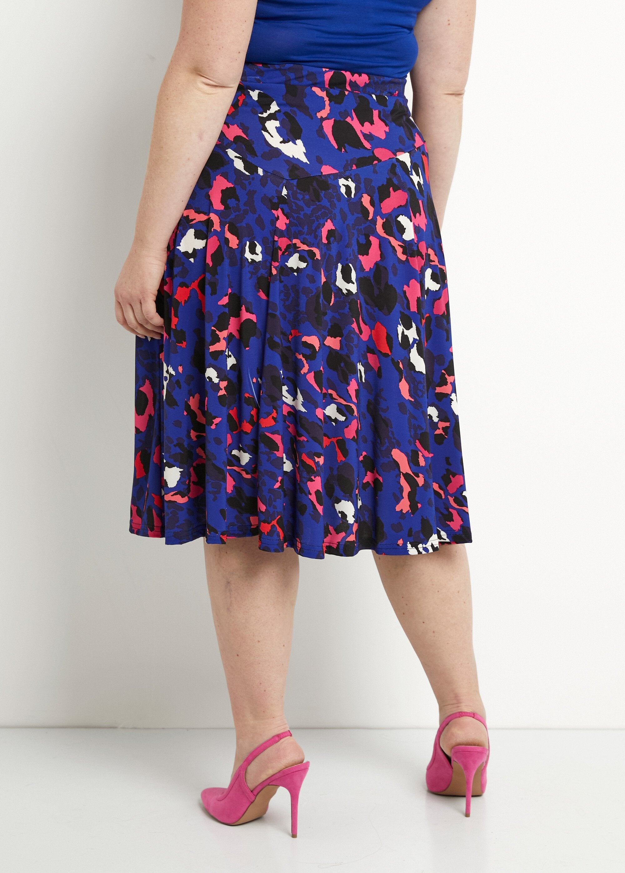 Uitlopende_rok_met_luipaardprint_in_het_midden_Bleu_et_fuchsia_DO1_curvy