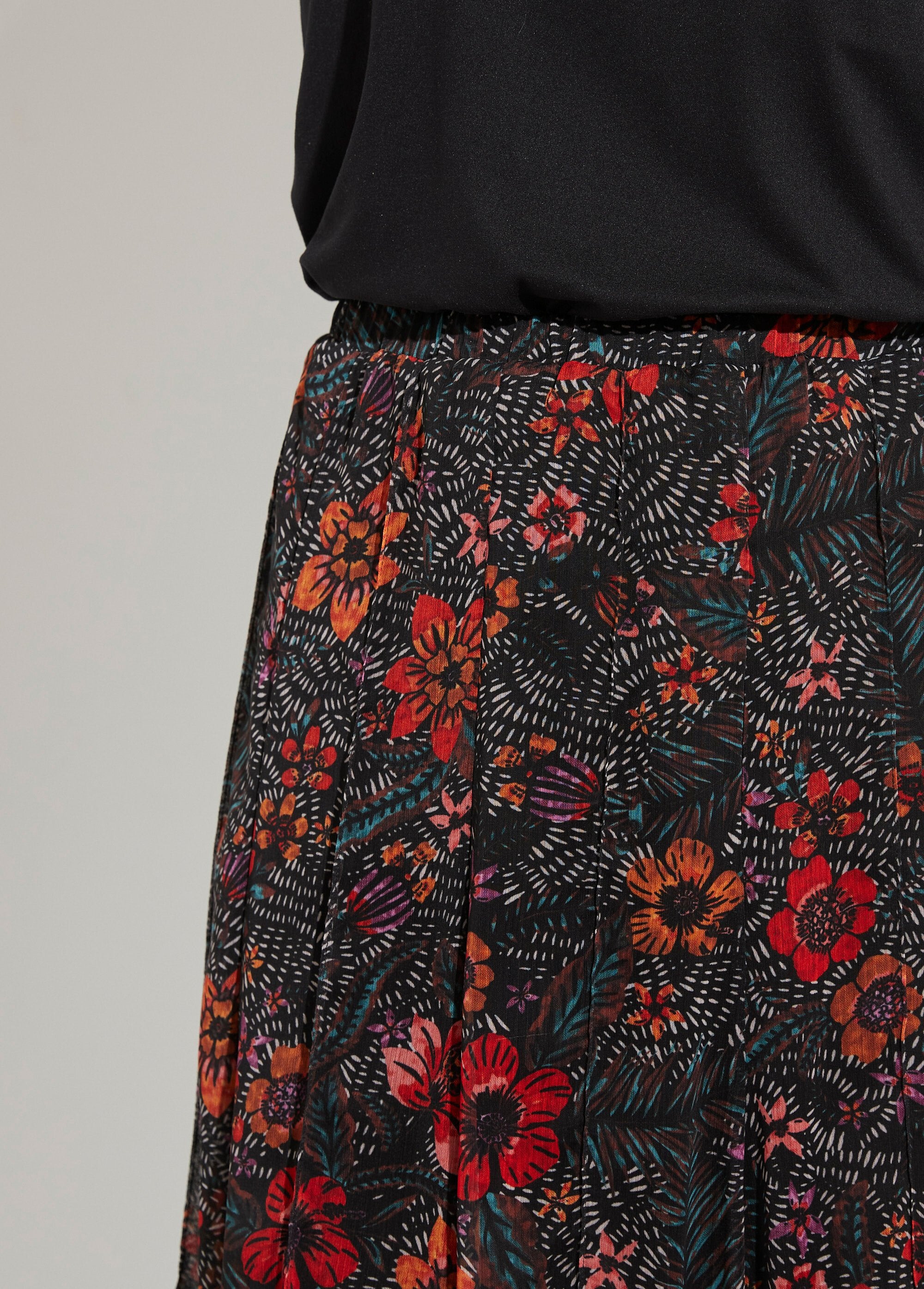 Lange_uitlopende_rok_in_gebloemde_voile_Noir_et_rouge_DE1_slim