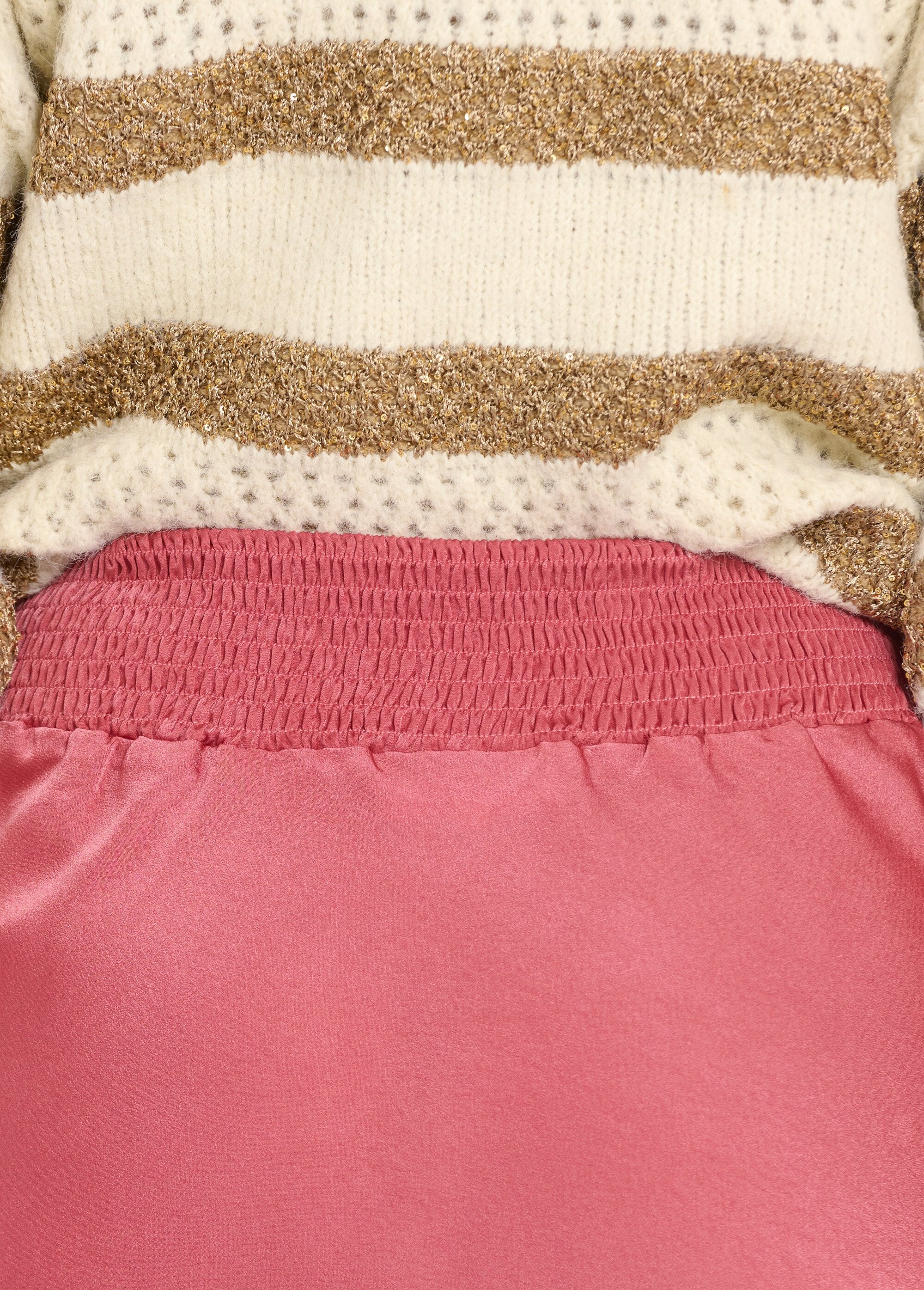 Lange_uitlopende_rok_van_satijn_met_elastiek_op_de_rug_Corail_DE1_slim