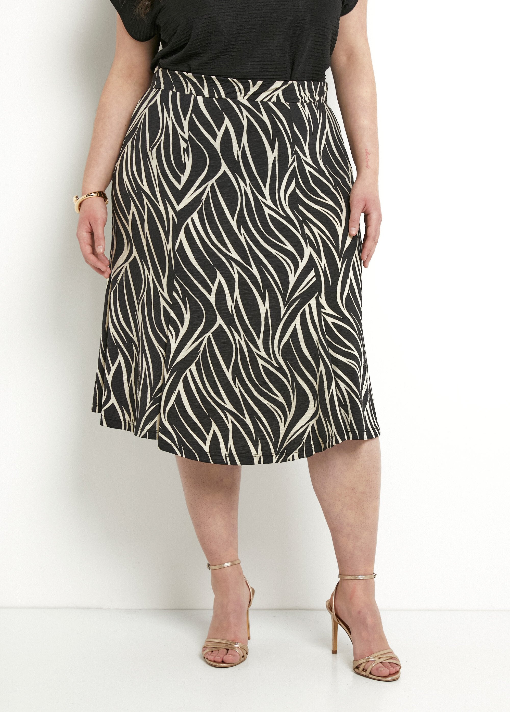 Uitlopende_rok_tot_halverwege_de_lengte_met_zebrastrepen_en_elastische_tailleband_Beige_et_noir_FA1_curvy