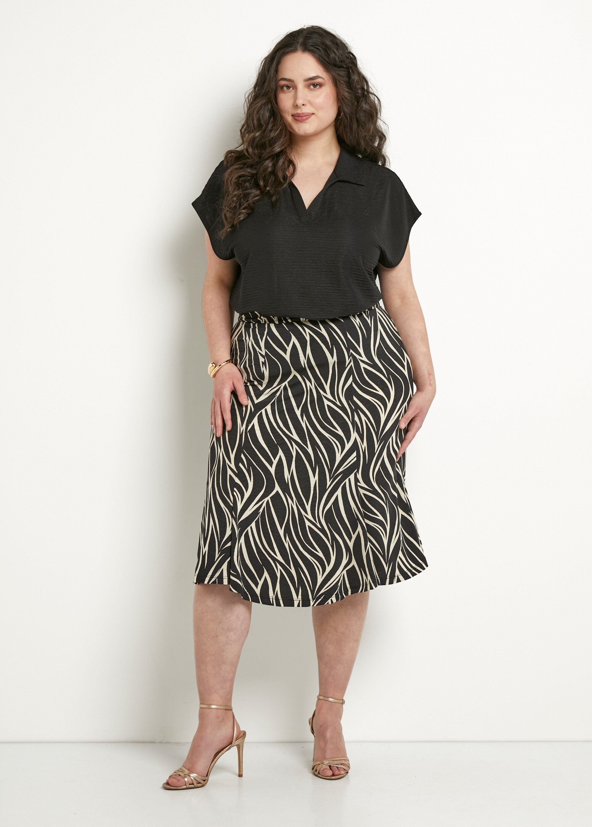 Uitlopende_rok_tot_halverwege_de_lengte_met_zebrastrepen_en_elastische_tailleband_Beige_et_noir_SF1_curvy