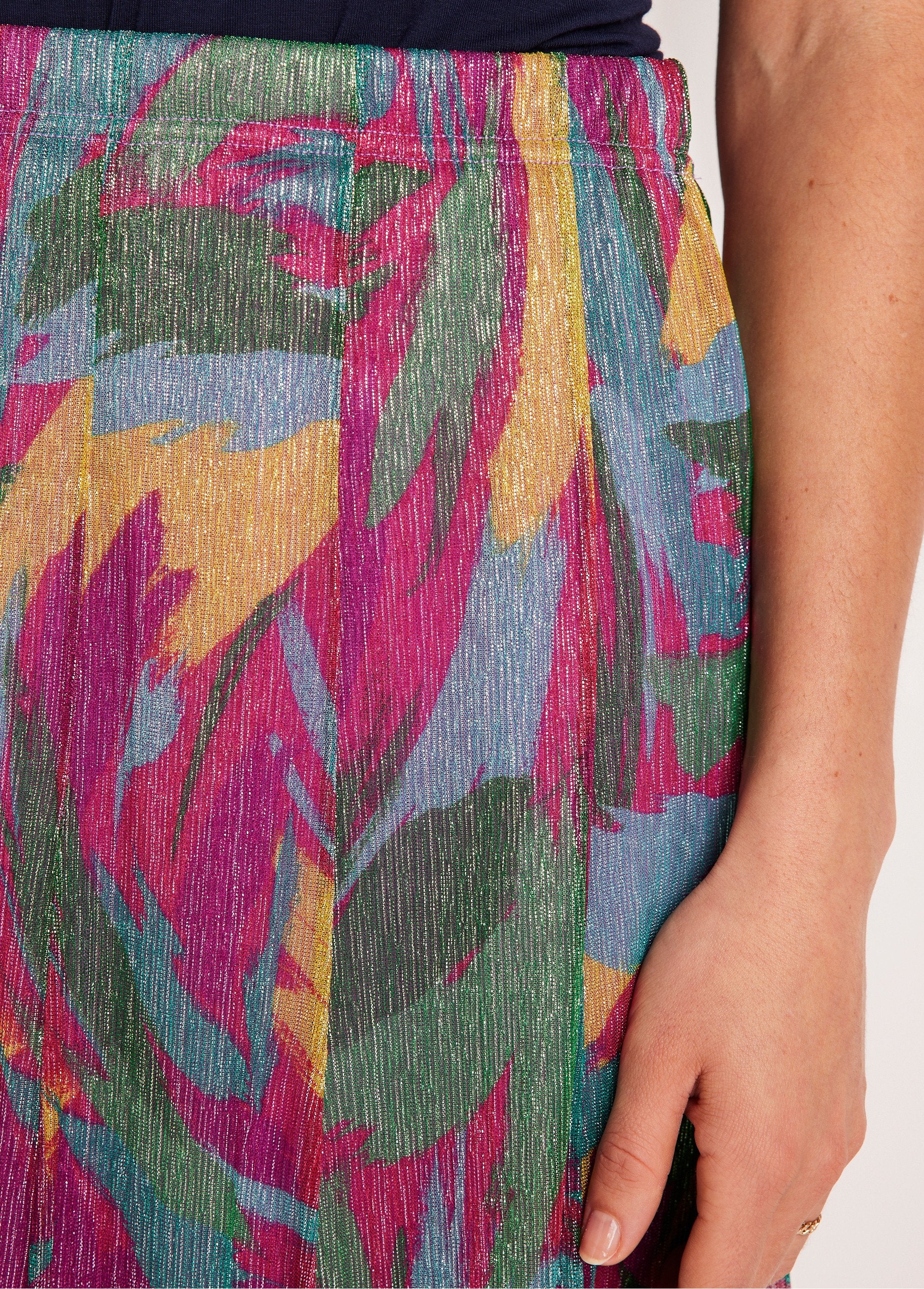 Wijde_rok_halverwege_in_glanzende_print_Fuchsia_en_groen_DE1_slim