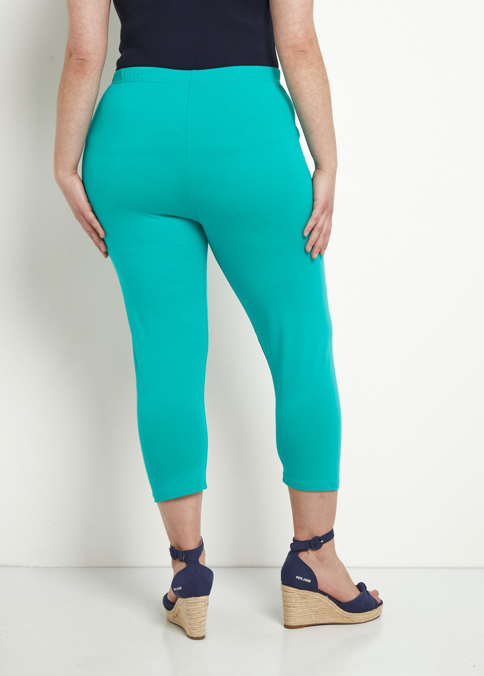 Korte_katoenen_legging_met_elastische_tailleband_Uni_aqua_DO1_curvy
