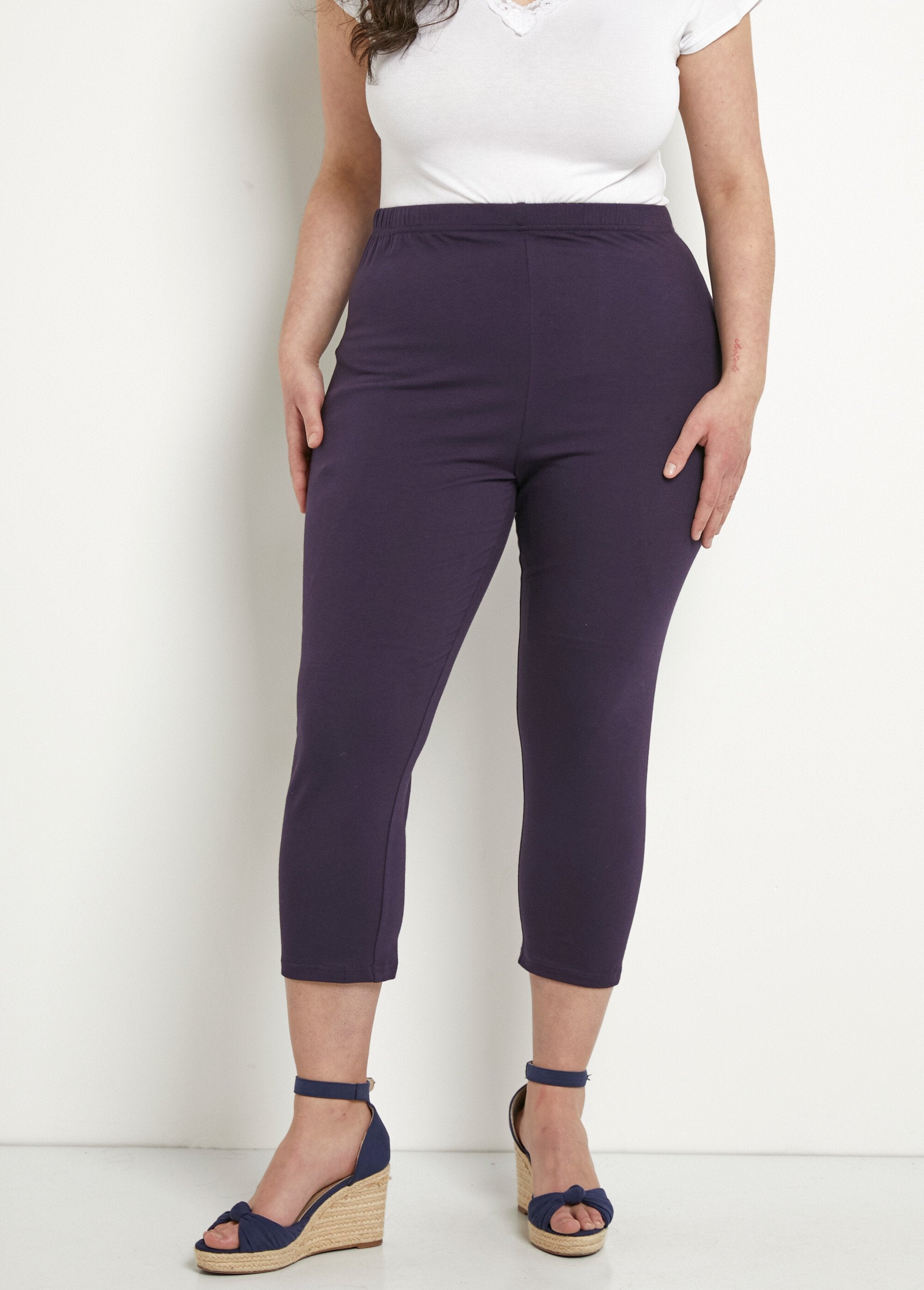 Korte_katoenen_legging_met_elastische_tailleband_Uni_prune_FA1_curvy