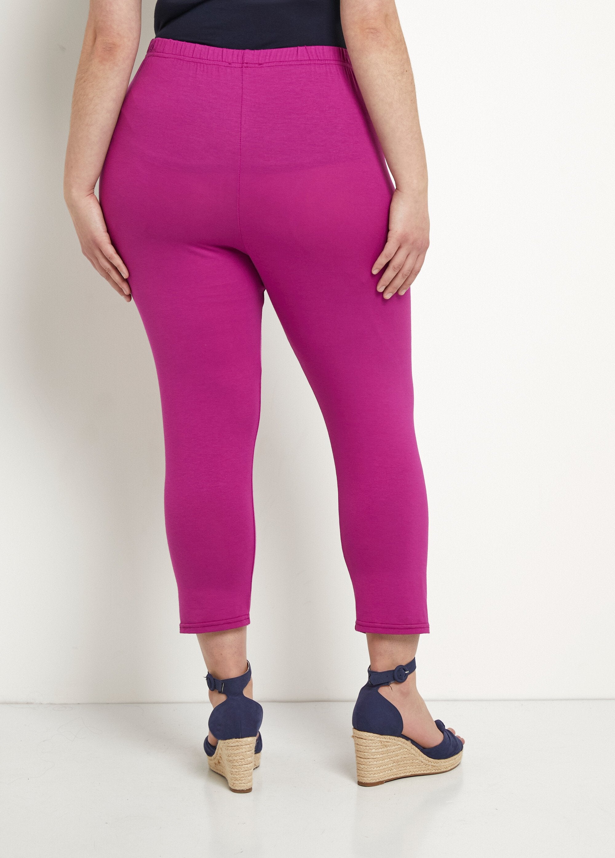 Korte_legging_met_elastische_tailleband_Uni_cassis_DO1_curvy