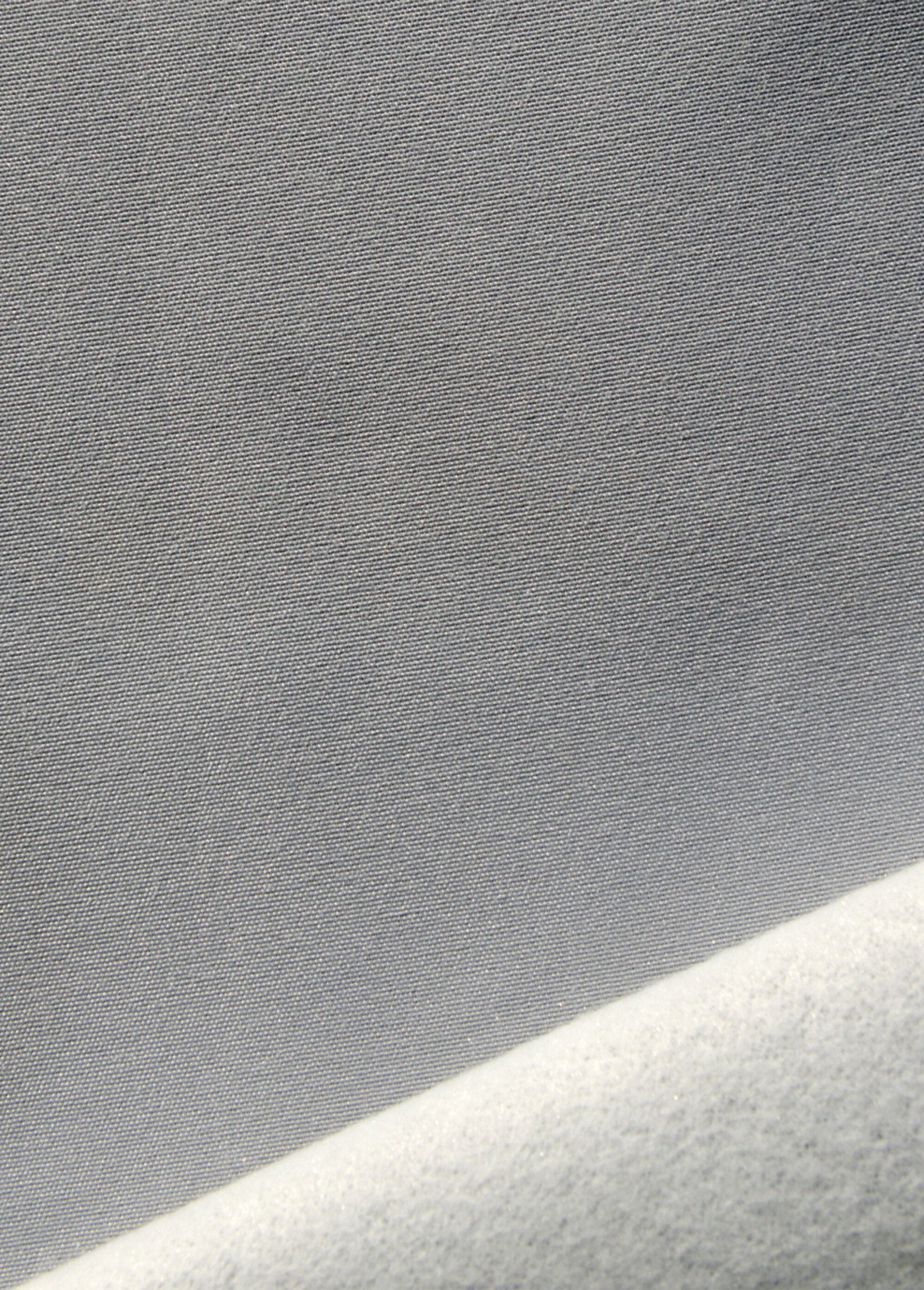 Sterk_verduisterend_en_isolerend_gordijn_met_oogjes_Gris_DE1_slim