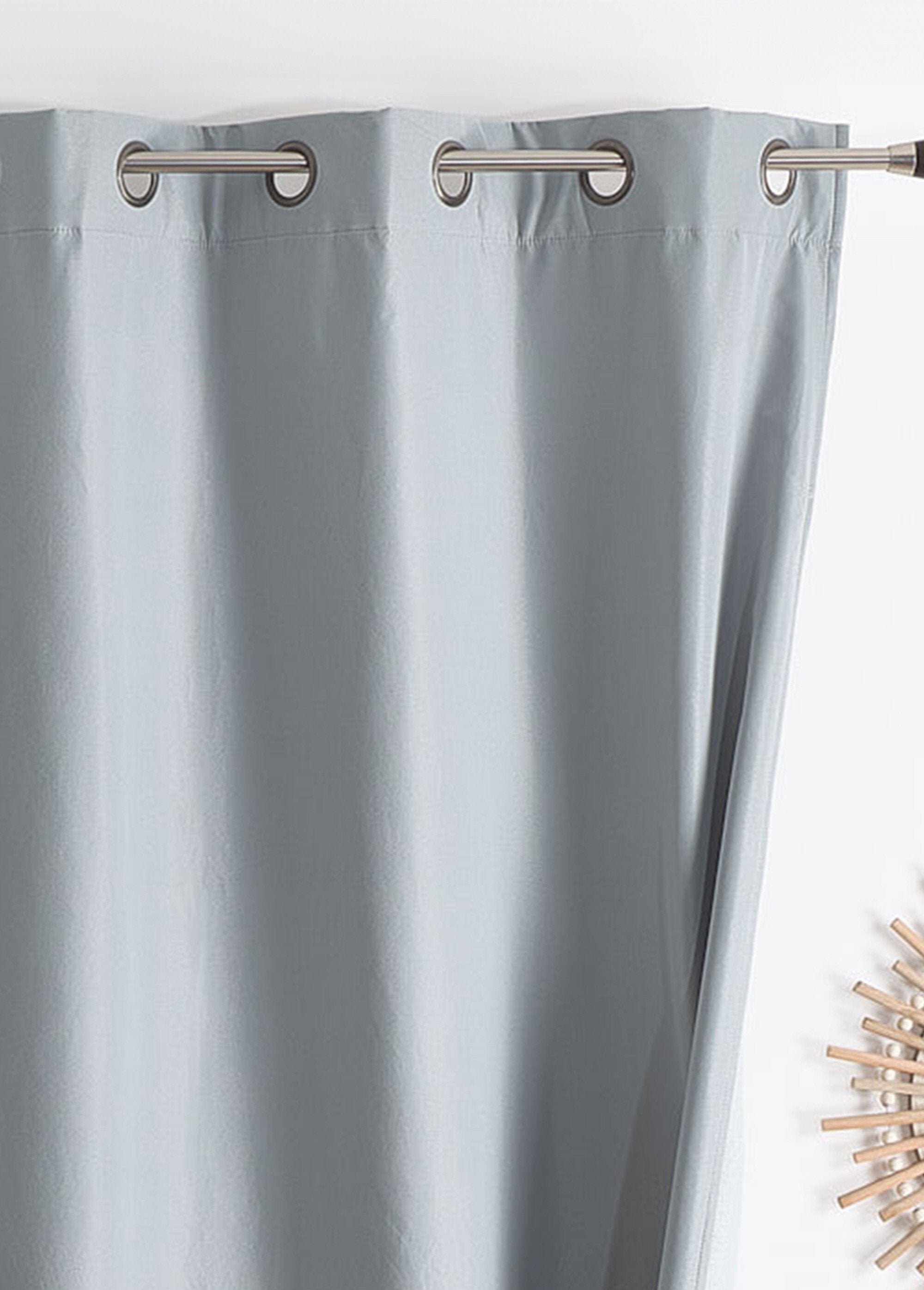 Sterk_verduisterend_en_isolerend_gordijn_met_oogjes_Gris_DE2_slim