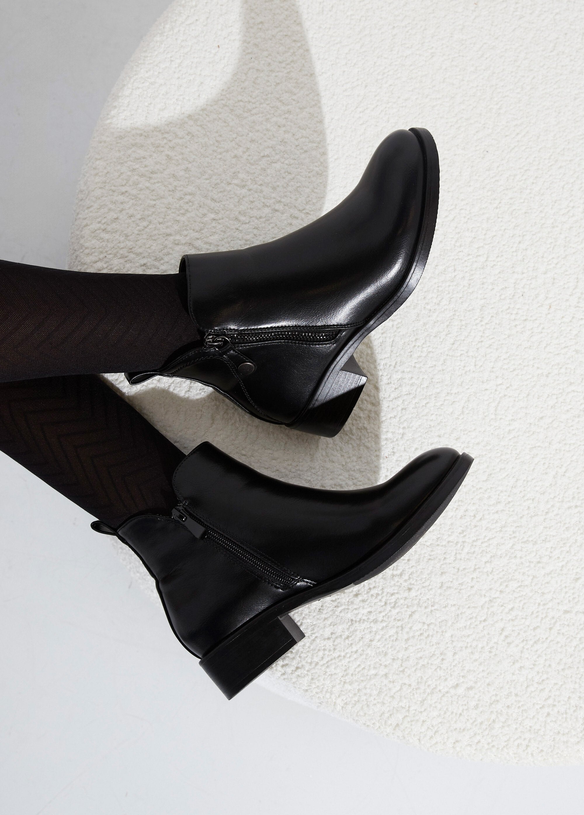 Lage_laarzen_met_brede_hak_en_decoratieve_ritssluiting_Noir_SF1_slim