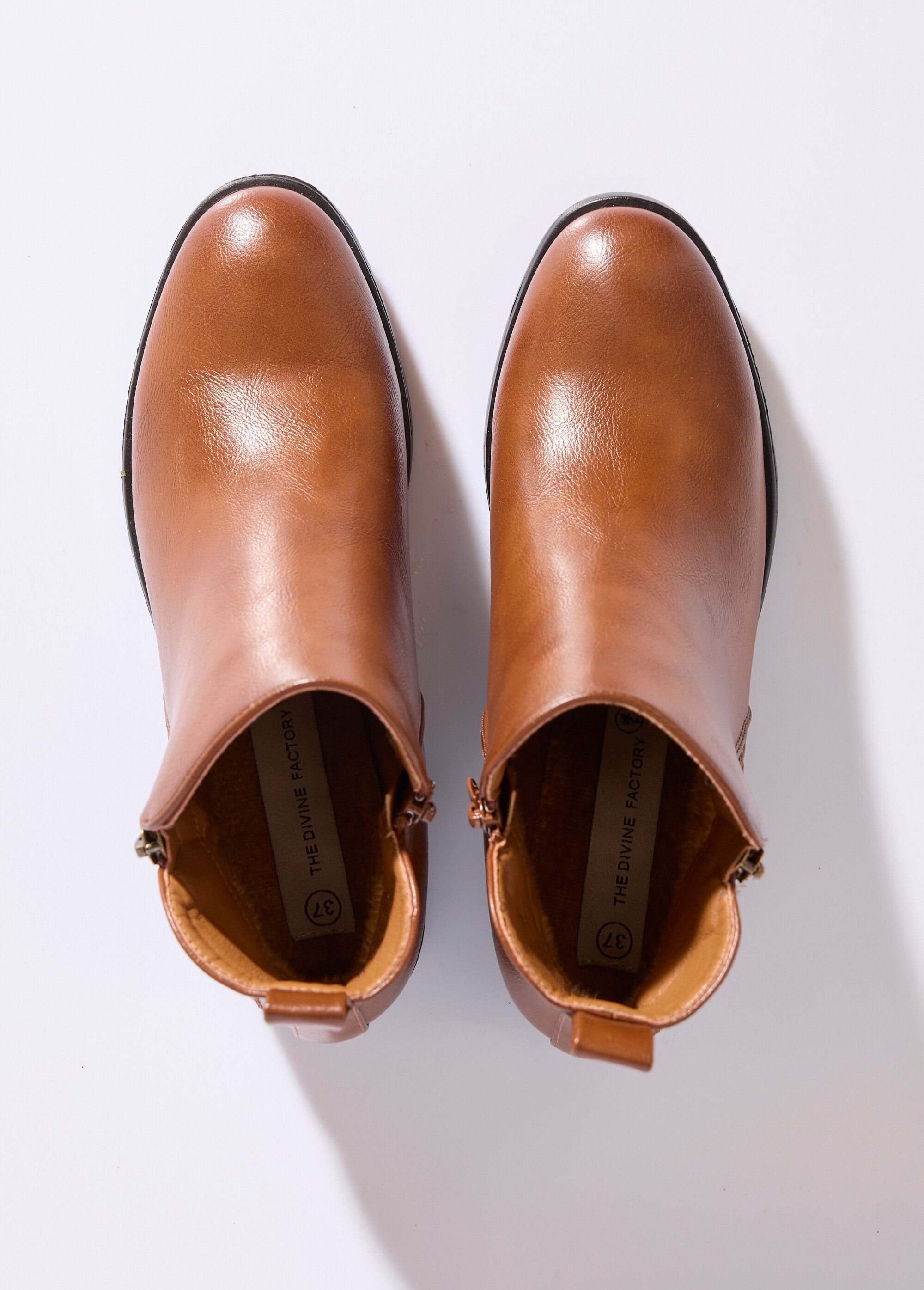 Lage_laarzen_met_brede_hak_en_decoratieve_ritssluiting_Camel_OV1_slim