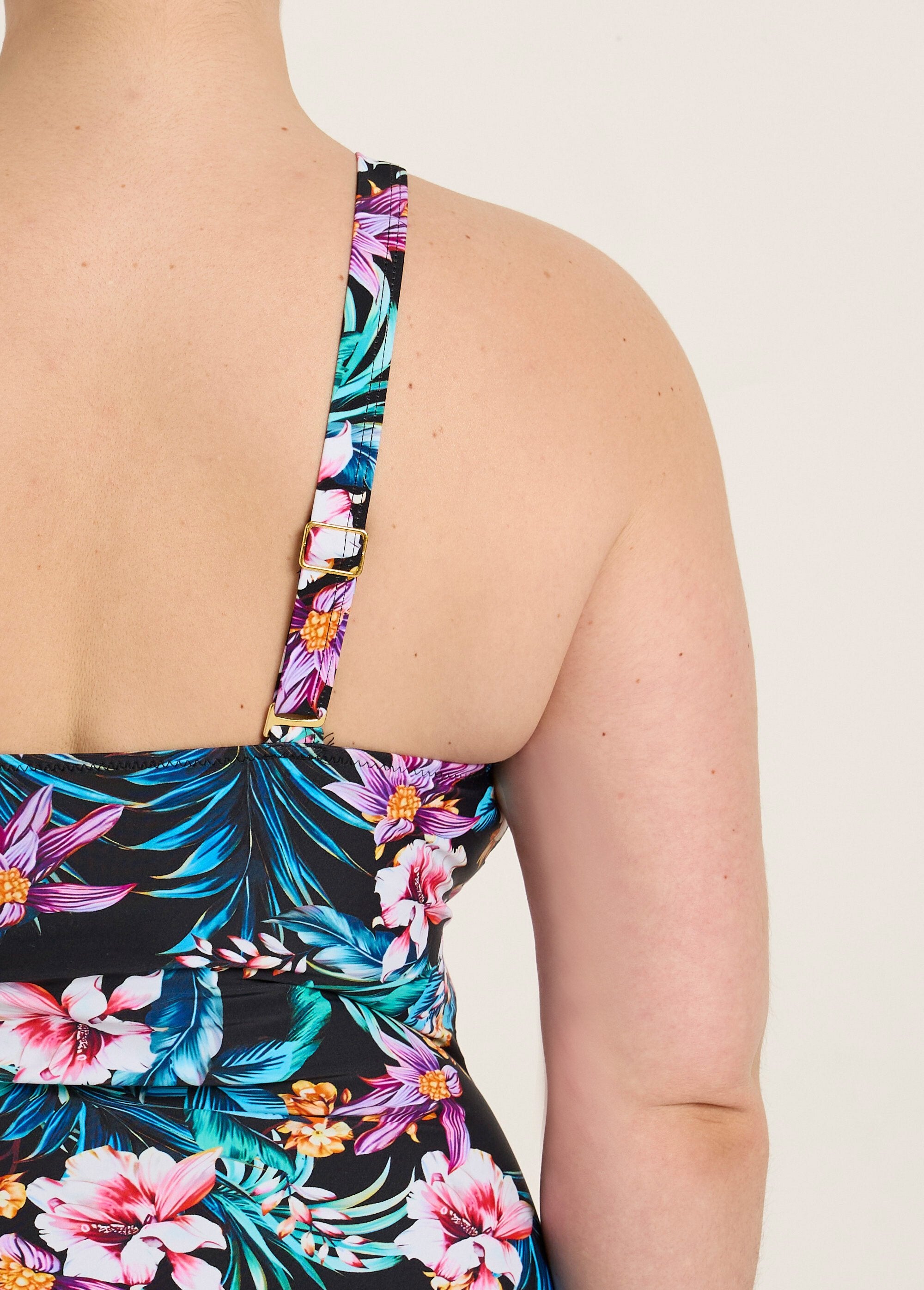 1-delig_gedrapeerd_zwempak,_exotisch_Noir_imprime_DE2_curvy