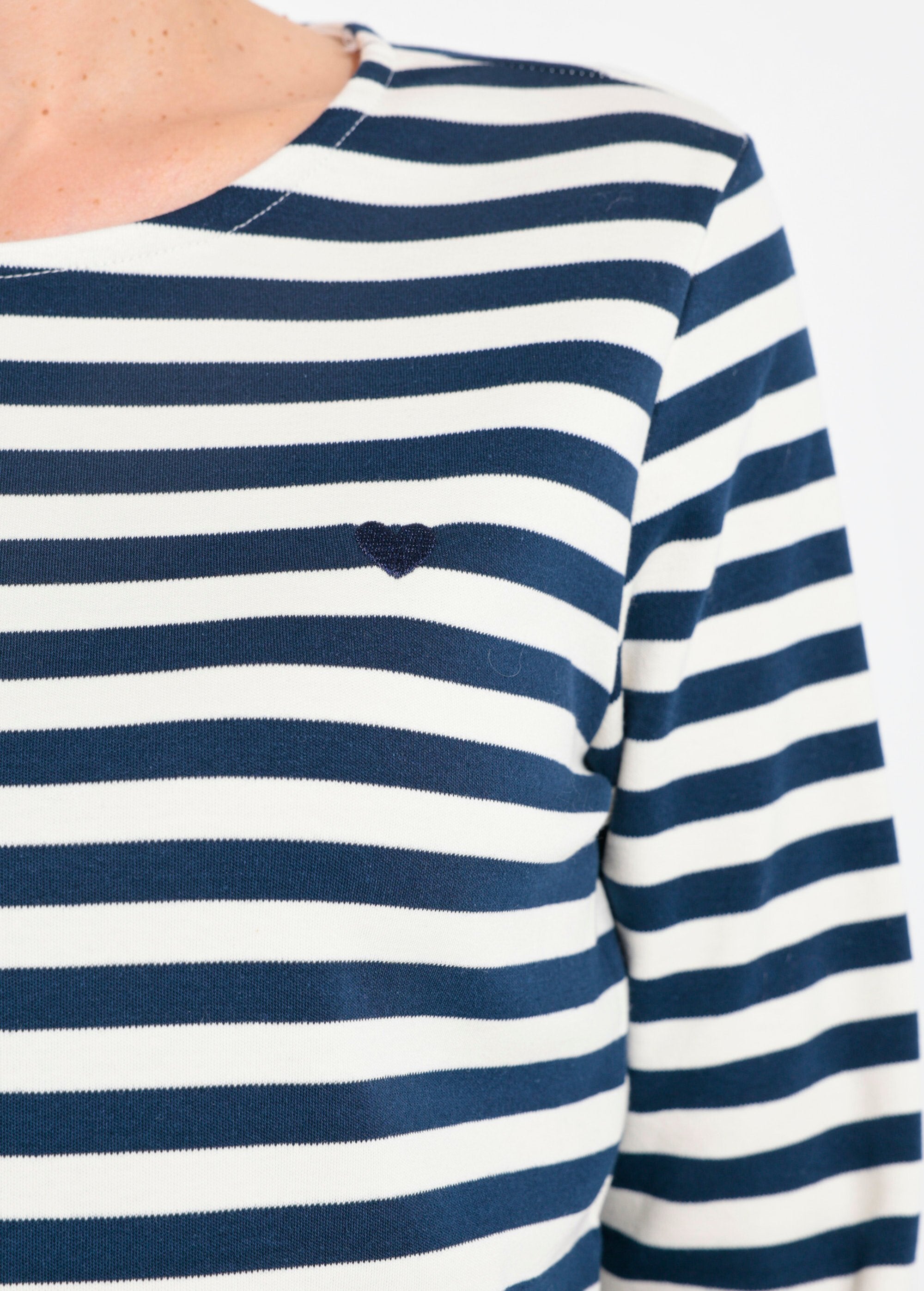 Bootshoed_met_hartjesborduursel_en_ronde_hals_Marine_DE1_slim