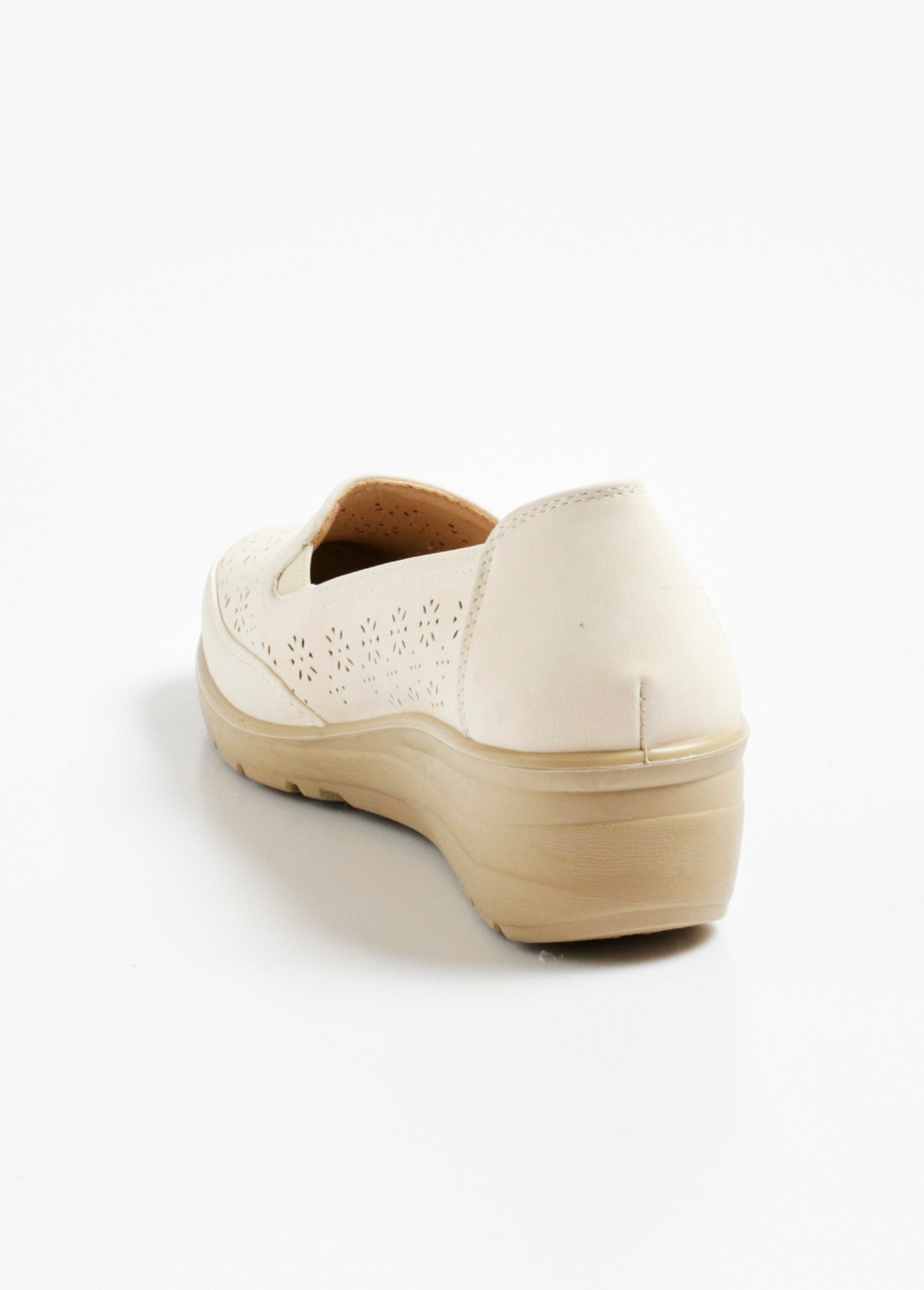 Opengewerkte_comfort_loafer_met_elastische_zijkanten_Beige_DO1_slim