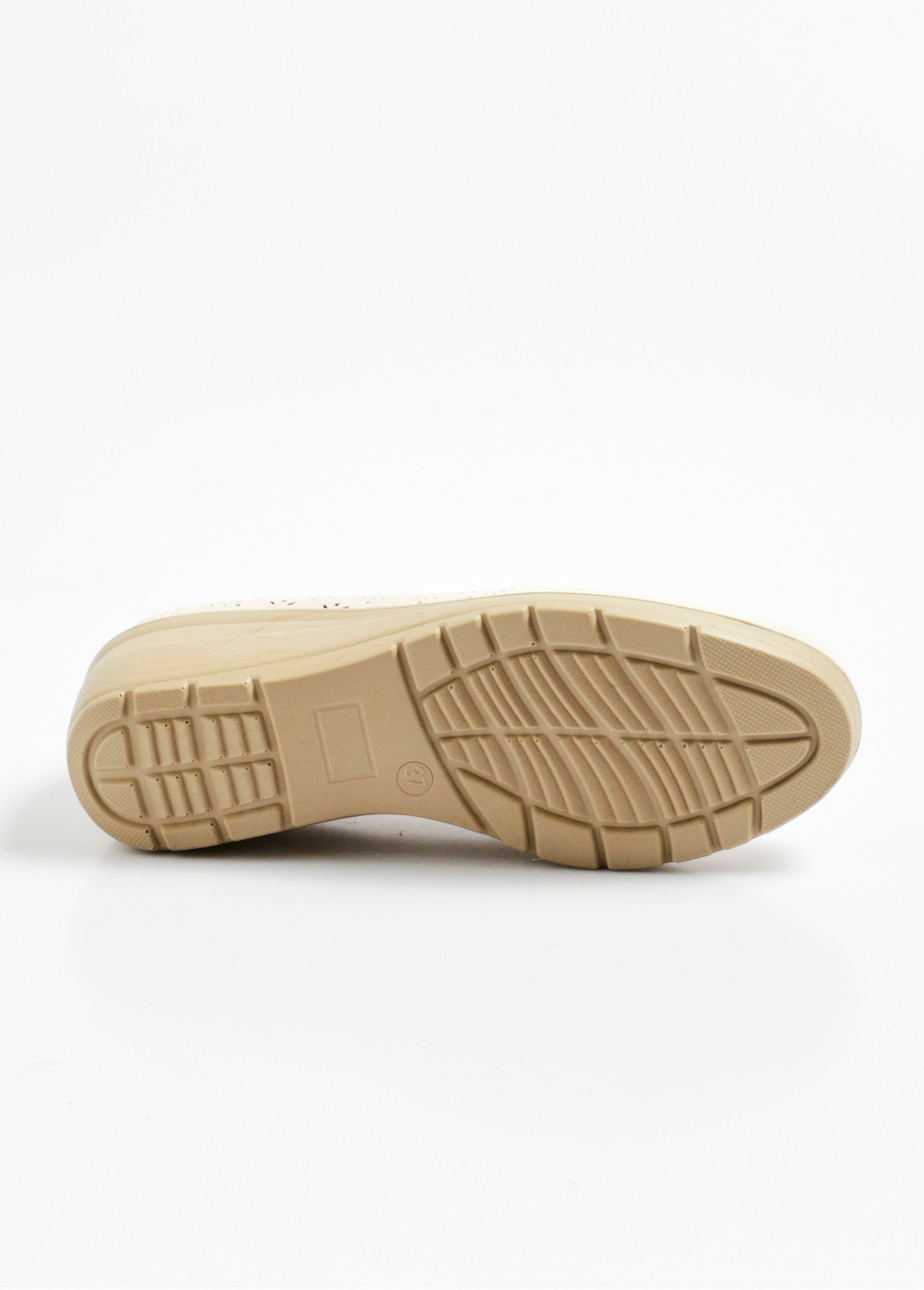 Opengewerkte_comfort_loafer_met_elastische_zijkanten_Beige_UN1_slim