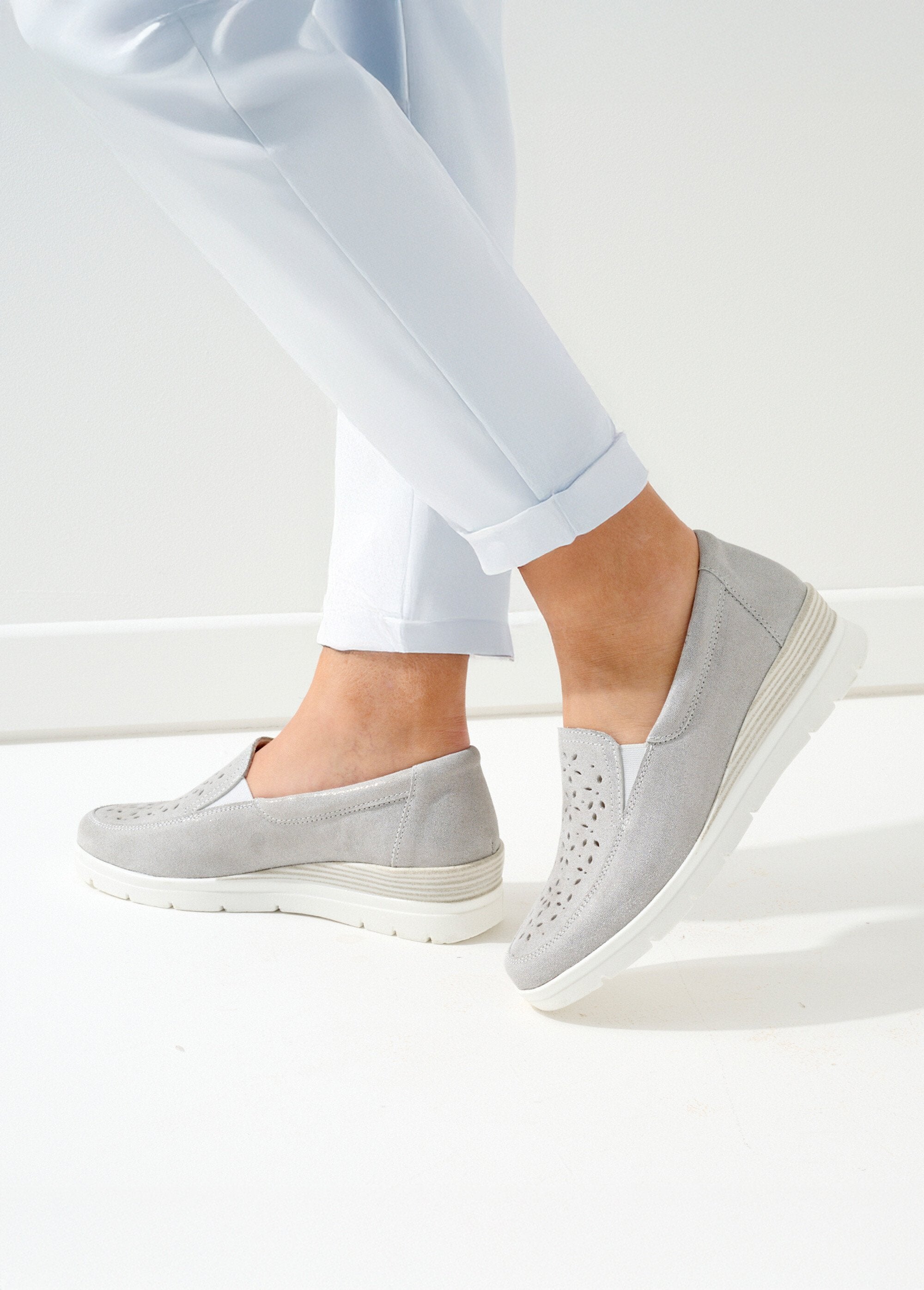 Wijd_uitlopende_mocassins_van_glanzend_leer_ZILVER_SF1_slim