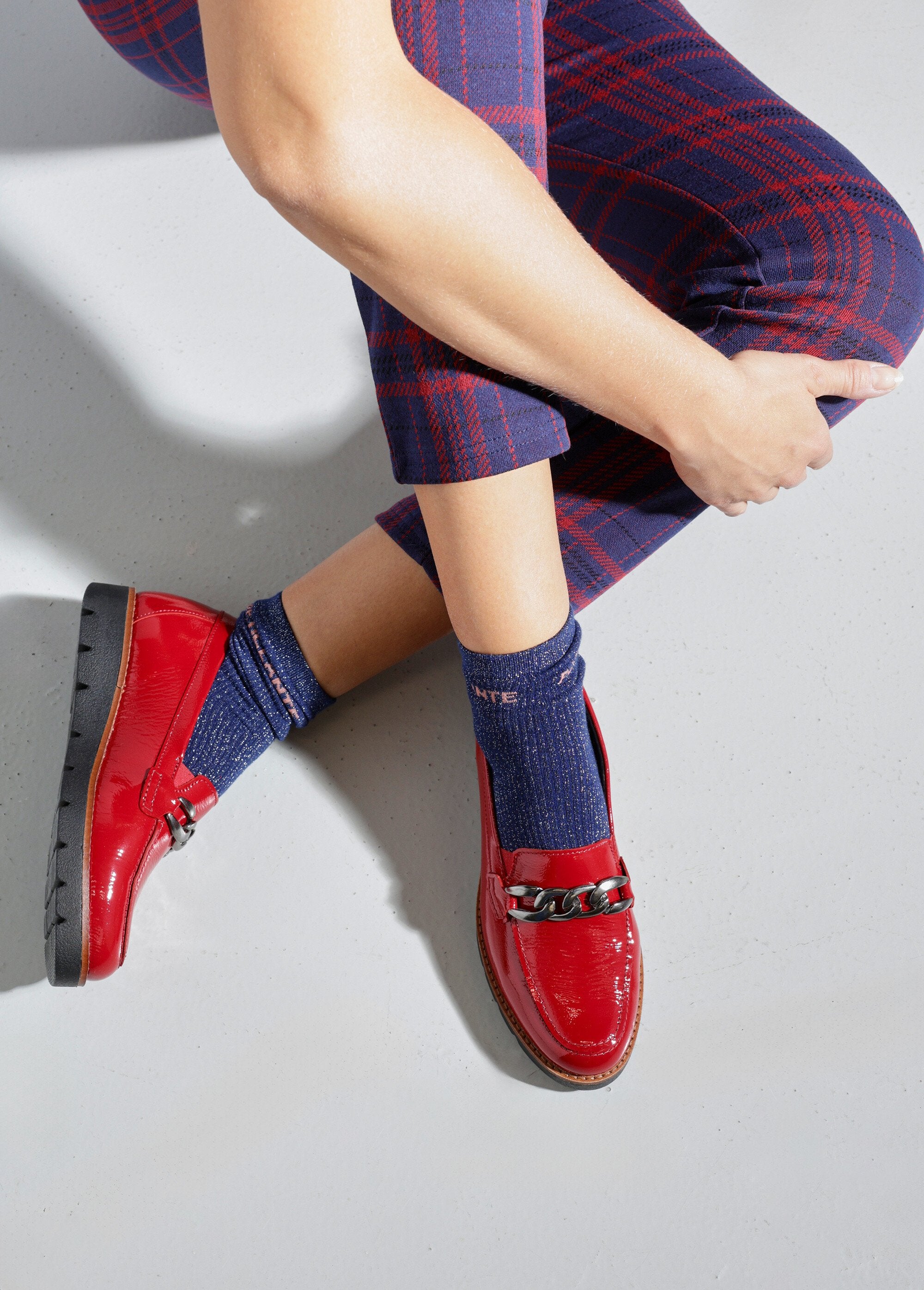 Brede_leren_loafers_met_kettingschakels_Rode_lak_SF1_slim