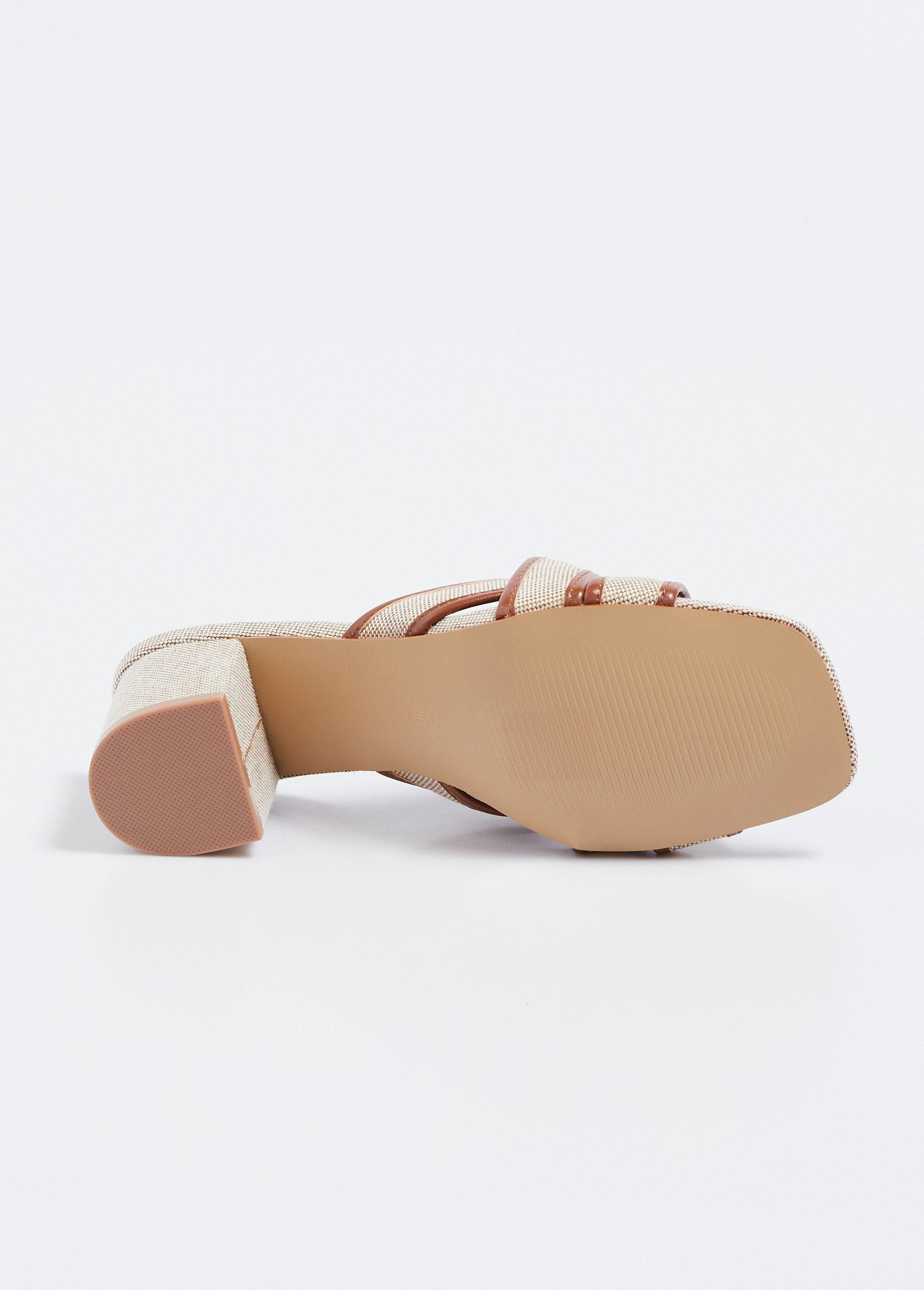 Muiltjes_met_hak_van_textiel,_grafisch_effect_Camel_UN1_slim