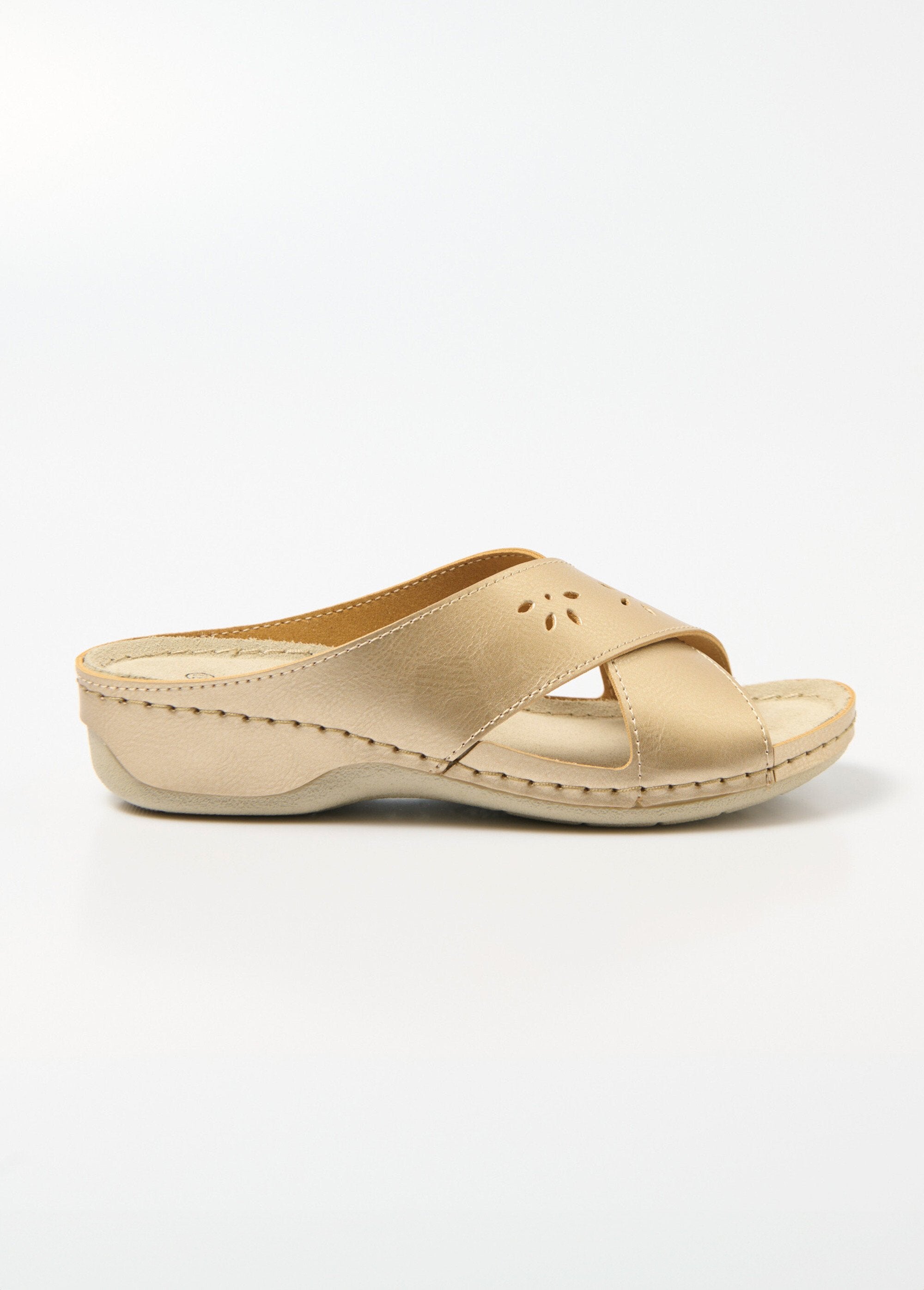 Comfortabele_brede_muiltjes_met_gekruiste_gesp_en_gecoate_sleehak_Dore_DR1_slim