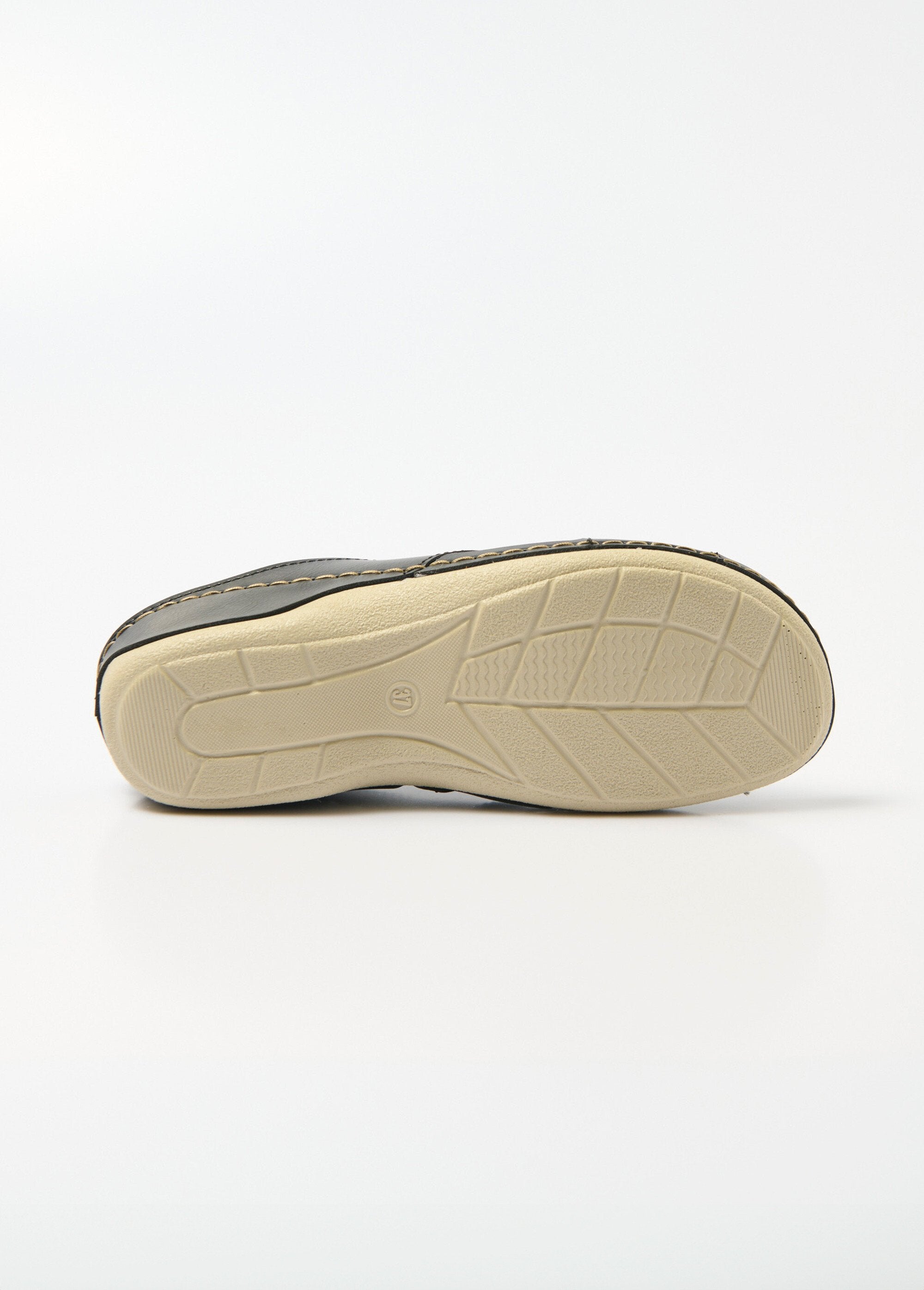 Comfortabele_brede_muiltjes_met_gekruiste_gesp_en_gecoate_sleehak_Noir_UN1_slim