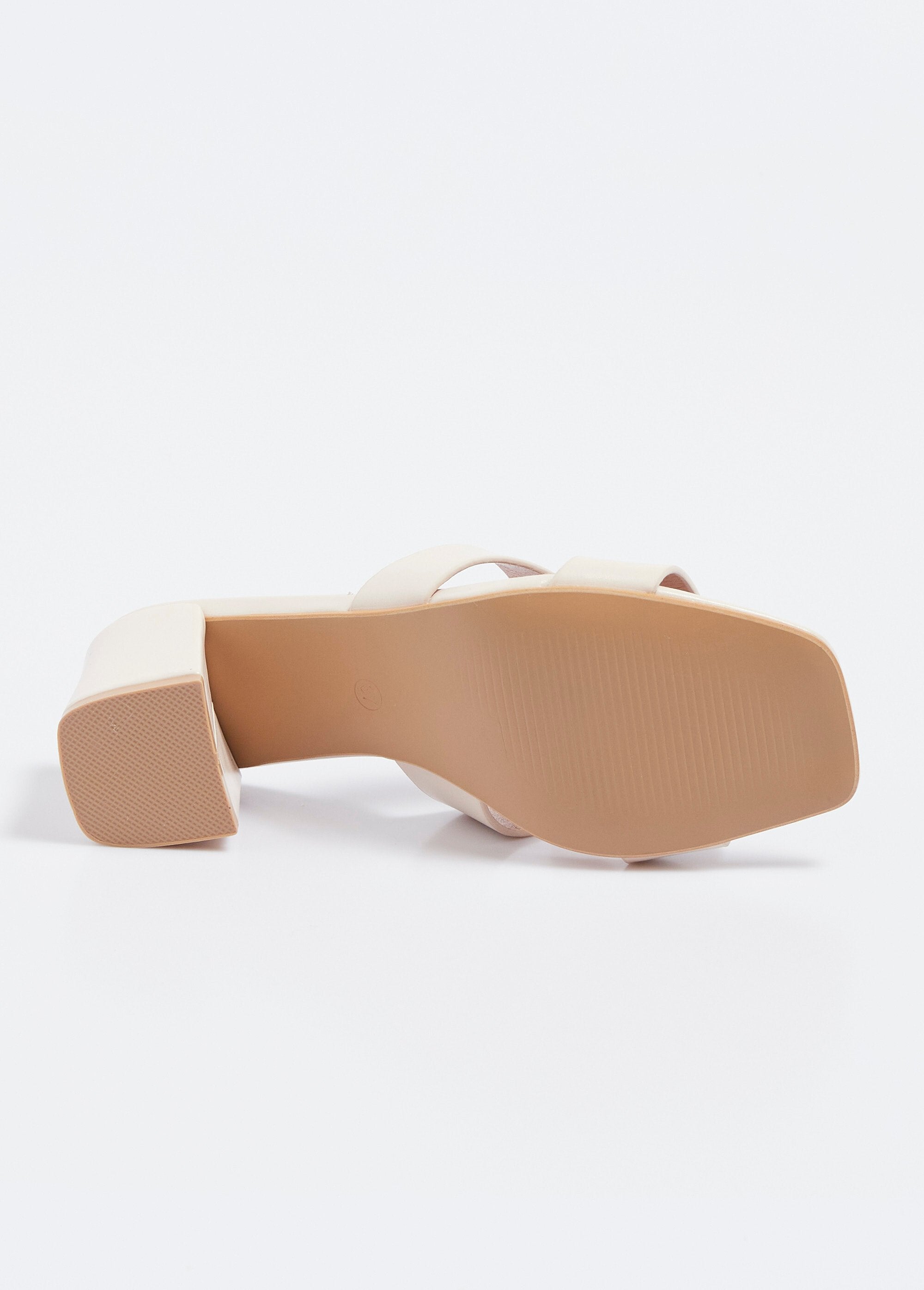 Chique_muiltjes_met_vierkante_teen_en_dikke_hak_Beige_UN1_slim