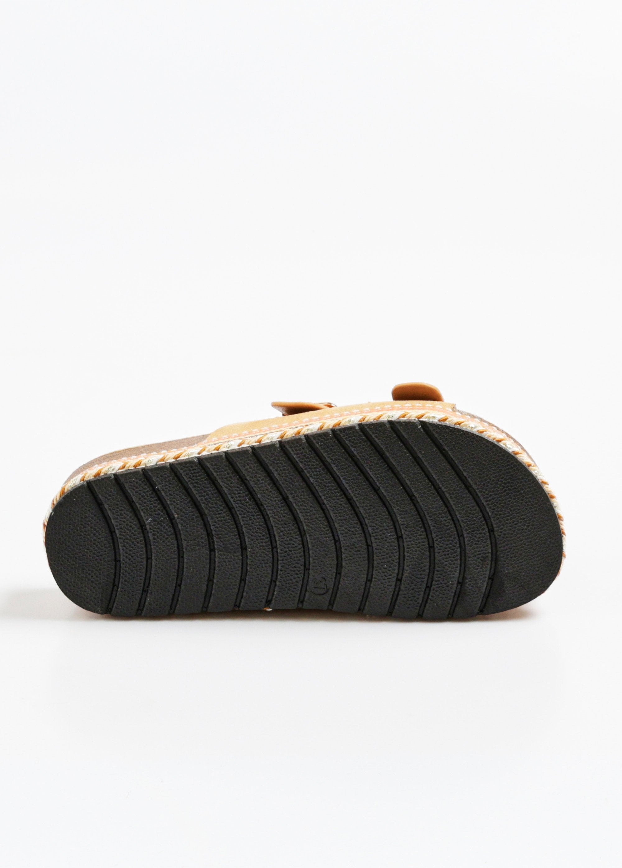 Metalen_sleehakken_met_anatomische_zool_Camel_UN1_slim