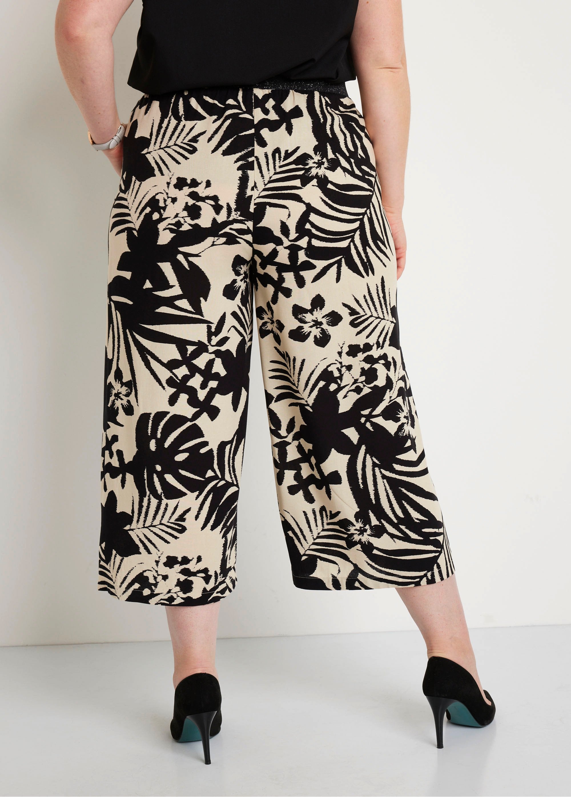 Broek_met_wijde_pijpen_en_elastische_tailleband_Zwart_en_beige_DO1_curvy