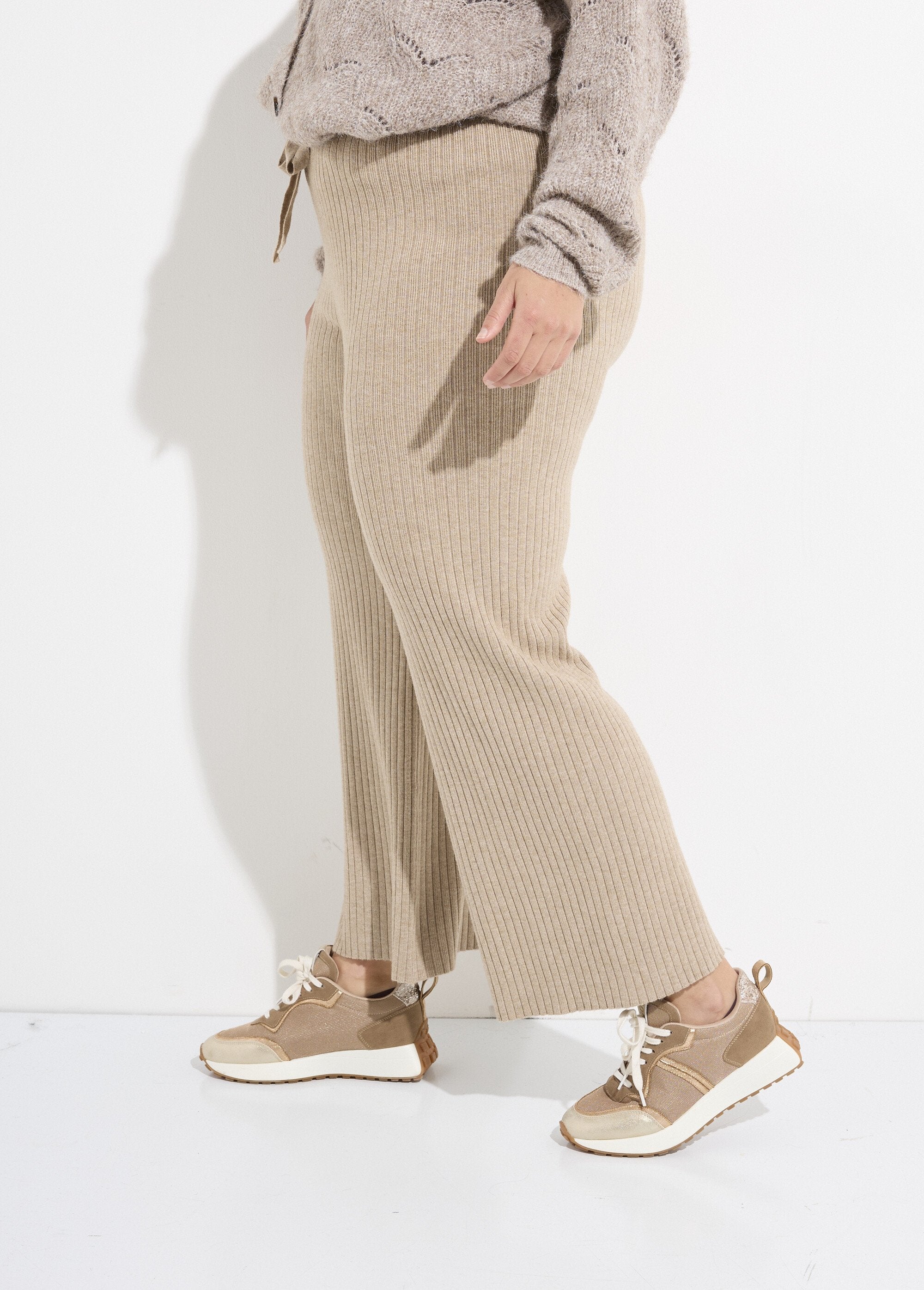Comfortabele_gebreide_broek,_wijde_snit_Beige_DR1_curvy