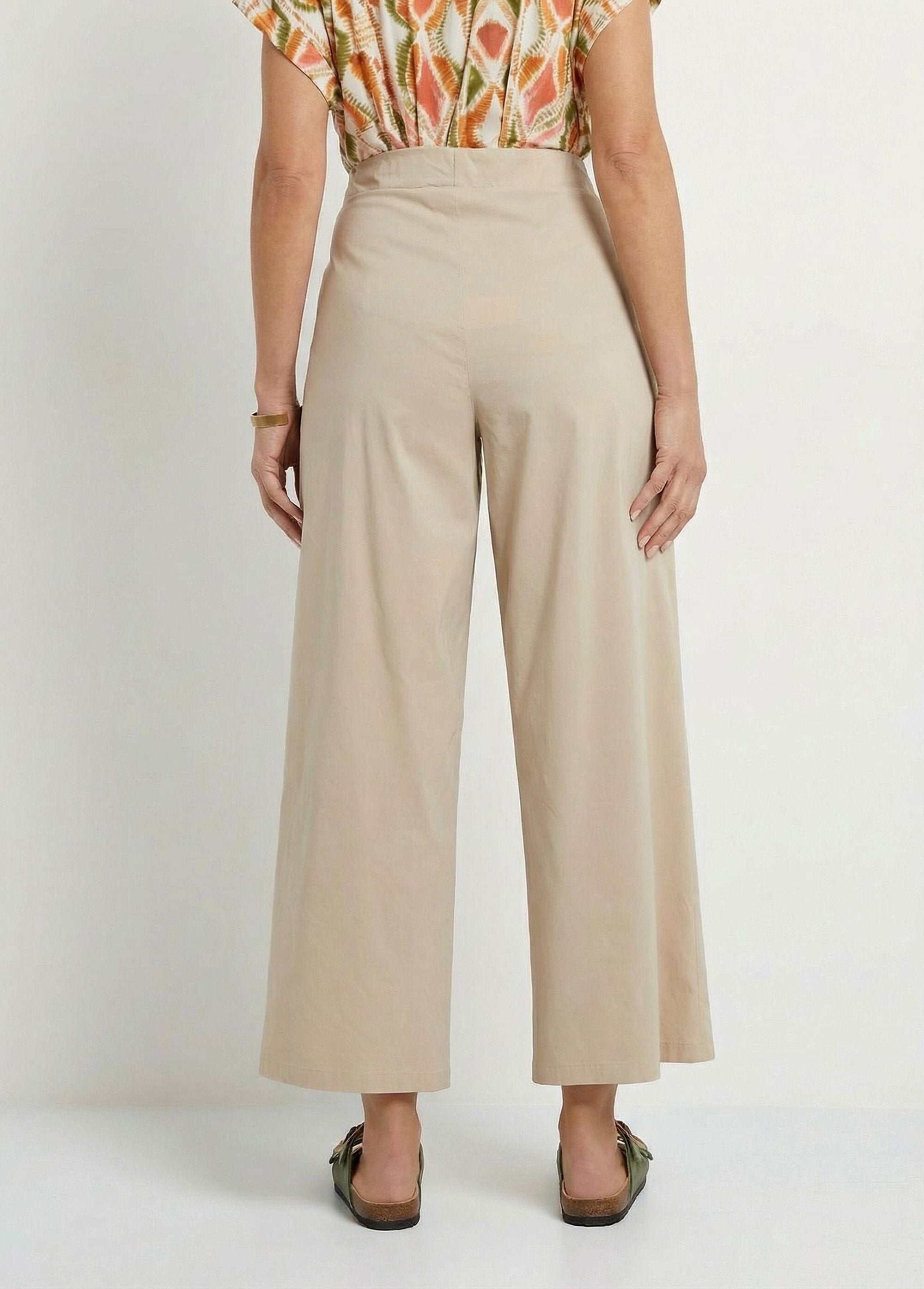 Rechte_broek_met_figuurnaden_en_elastische_tailleband_Beige_DO1_slim