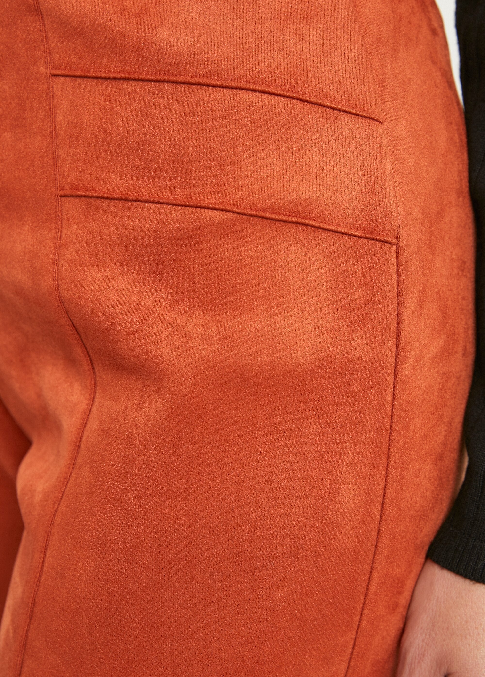 Rechte_broek_met_elastische_tailleband_in_suède_breisel_Brique_DE1_slim