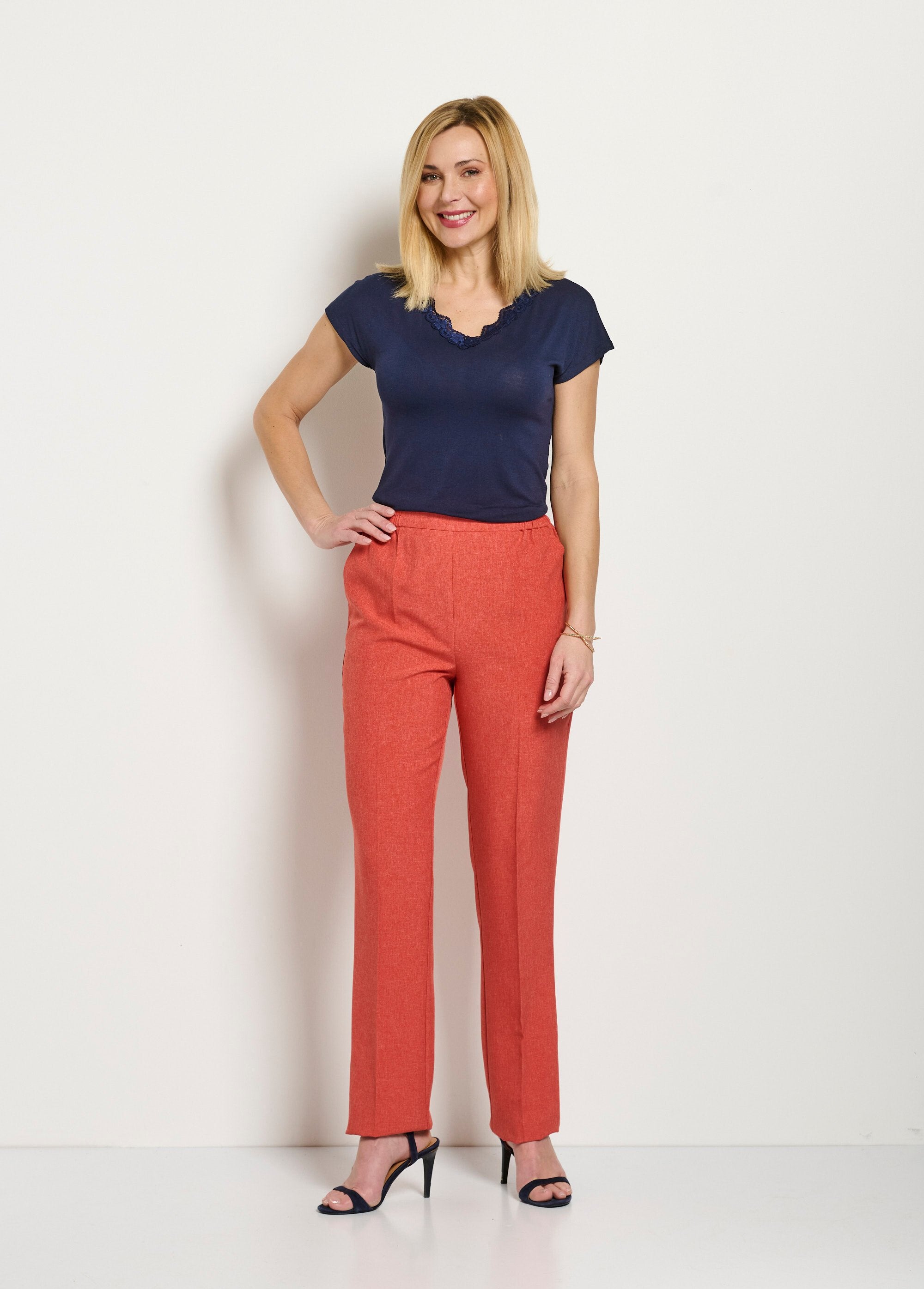 Rechte_broek_met_semi-elastische_tailleband_Brique_SF1_slim