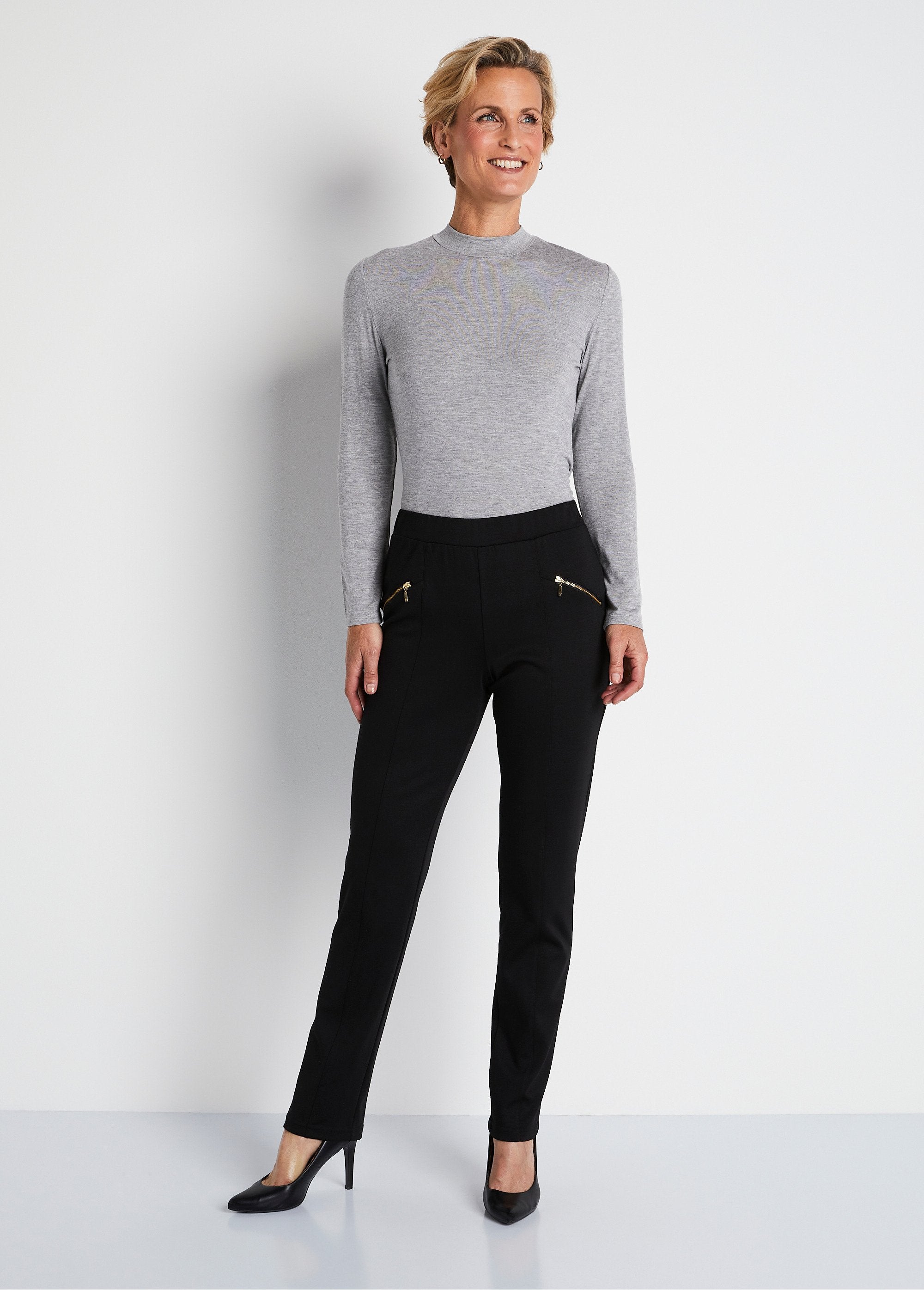 Broek_met_rechte_pijpen_en_elastische_tailleband_in_Milanese_breisels_ZWART_SF1_slim